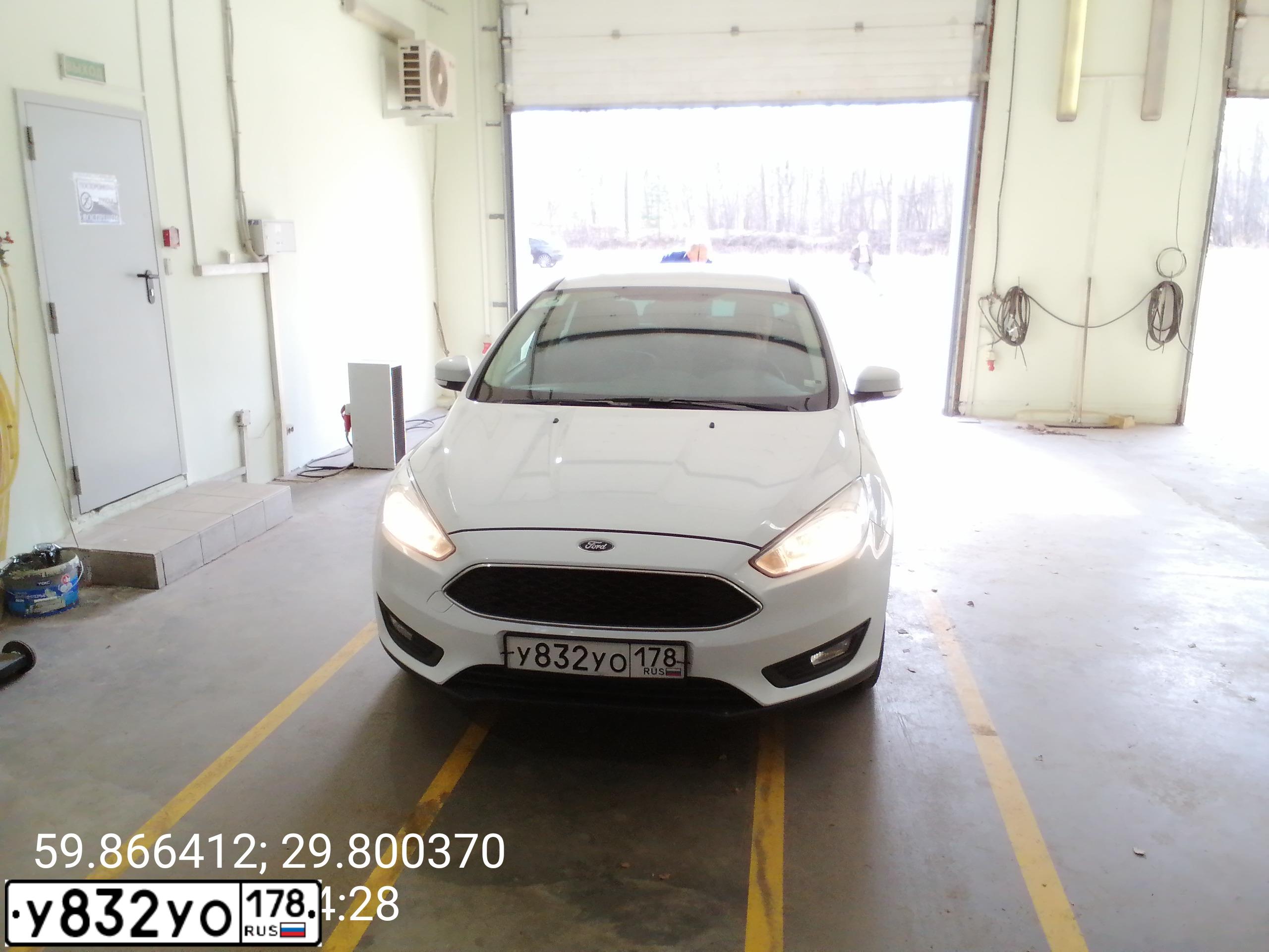 Фото автомобиля FORD FOCUS, 2017 — госномер У832УО178. Цвет: БЕЛЫЙ