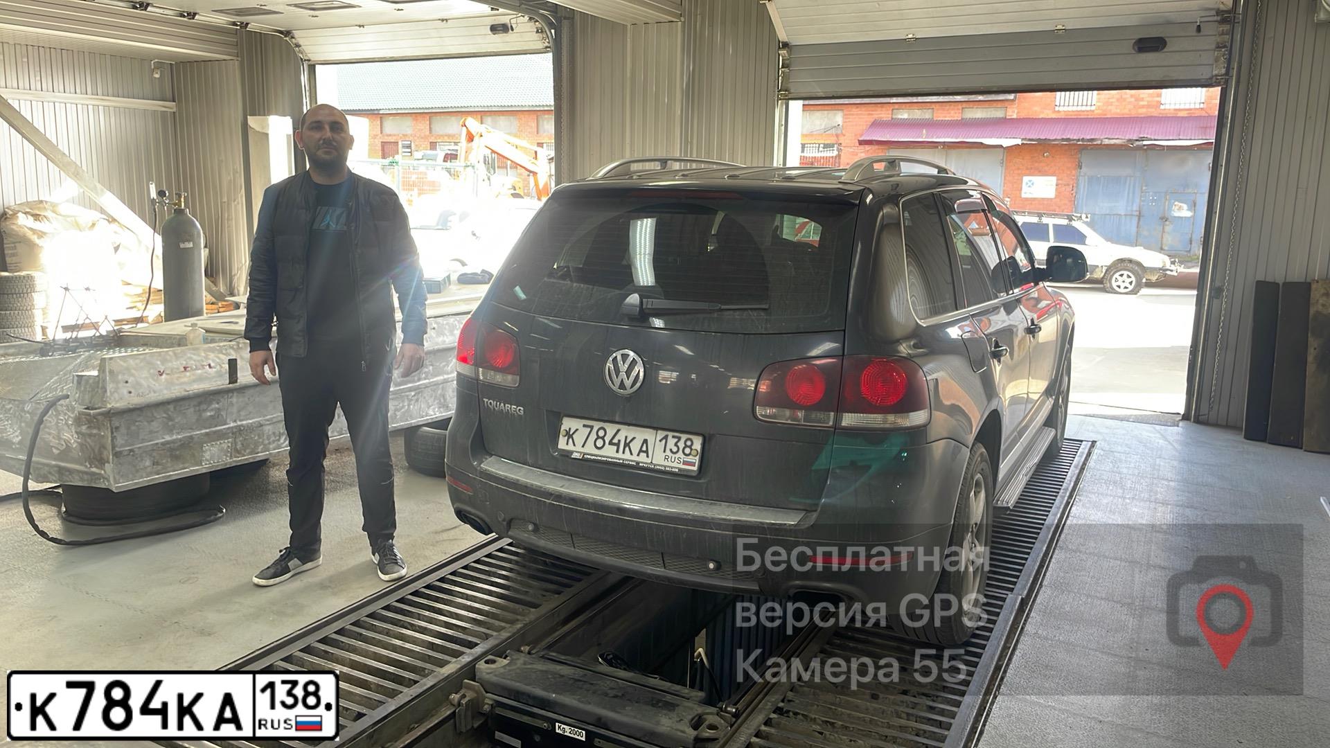 Фото автомобиля VOLKSWAGEN TOUAREG, 2007 — госномер К784КА138. Цвет: ЧЕРНЫЙ