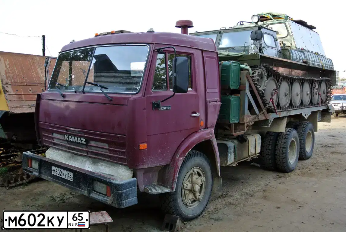 Фото автомобиля KAMAZ 53212 /6X4/, 1991 — госномер М602КУ65. Цвет: ВИШНЕВЫЙ