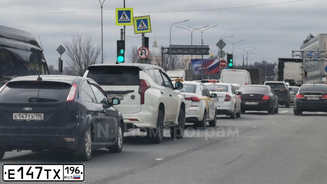 Фото автомобиля FORD FOCUS, 2011 — госномер Е147ТХ196. Цвет: ТЕМНО СИНИЙ