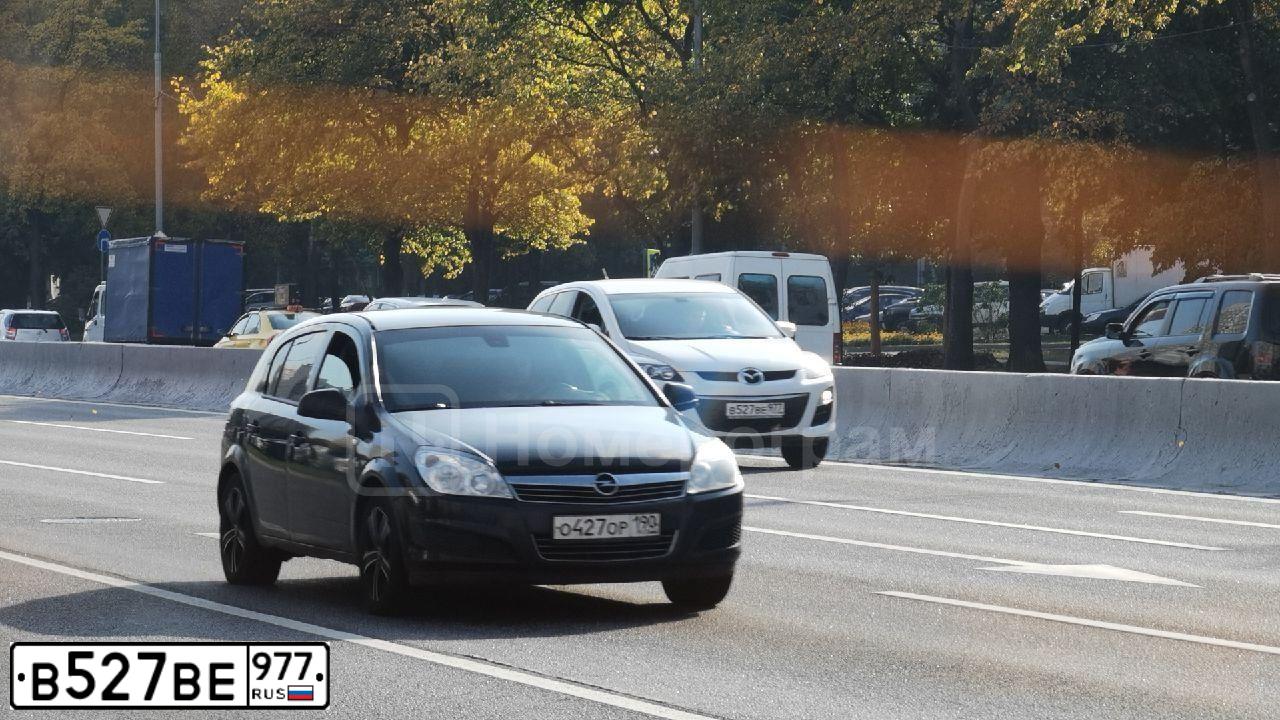 Фото автомобиля MAZDA CX-7, 2011 — госномер В527ВЕ977. Цвет: Белый