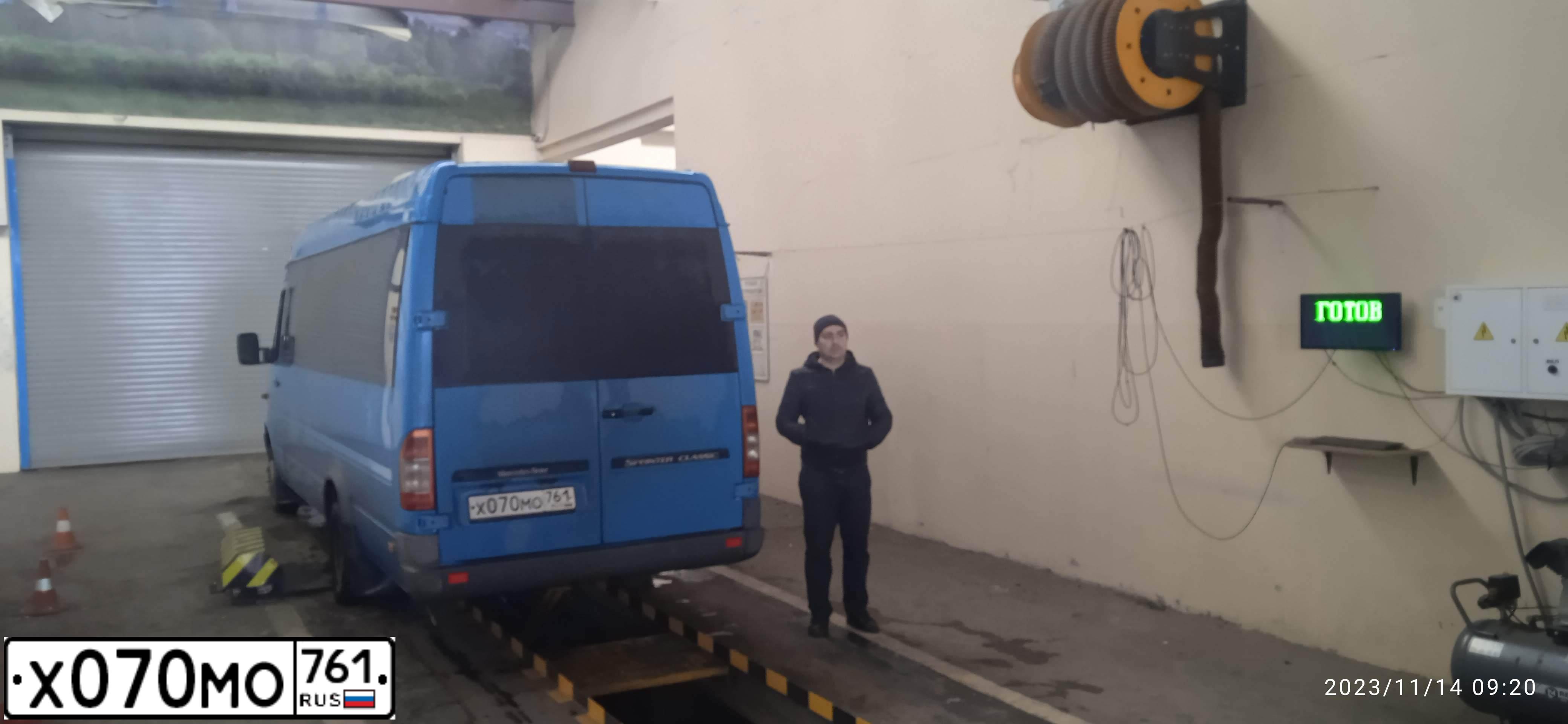 Фото автомобиля MERCEDES SPRINTER, 2016 — госномер Х070МО761. Цвет: голубой