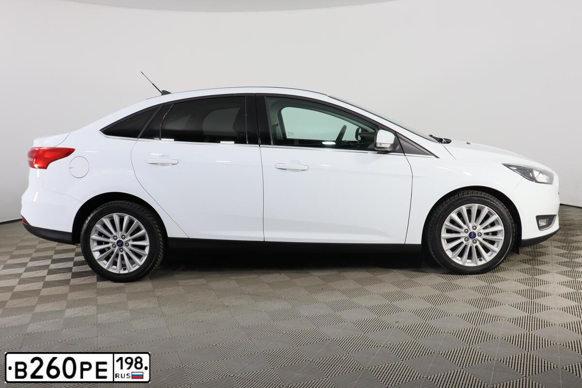 Фото автомобиля FORD FOCUS, 2019 — госномер В260РЕ198. Цвет: Белый