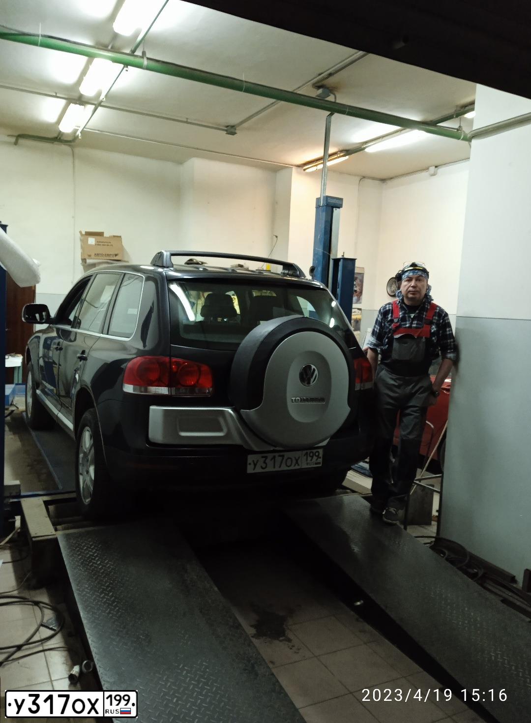 Фото автомобиля VOLKSWAGEN TOUAREG, 2004 — госномер О505ТТ90. Цвет: ЧЕРНЫЙ