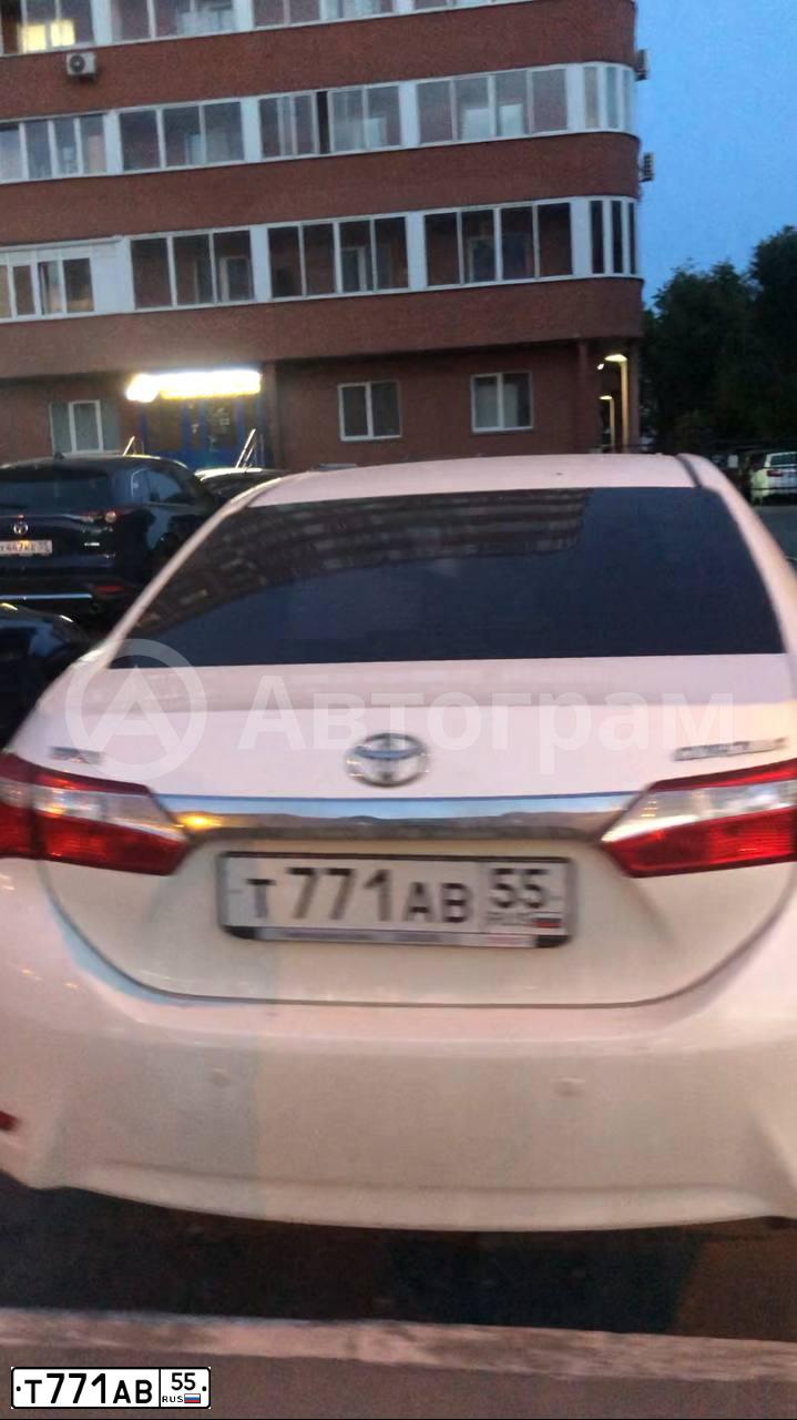 Фото автомобиля TOYOTA COROLLA, 2013 — госномер Т771АВ55. Цвет: БЕЛЫЙ