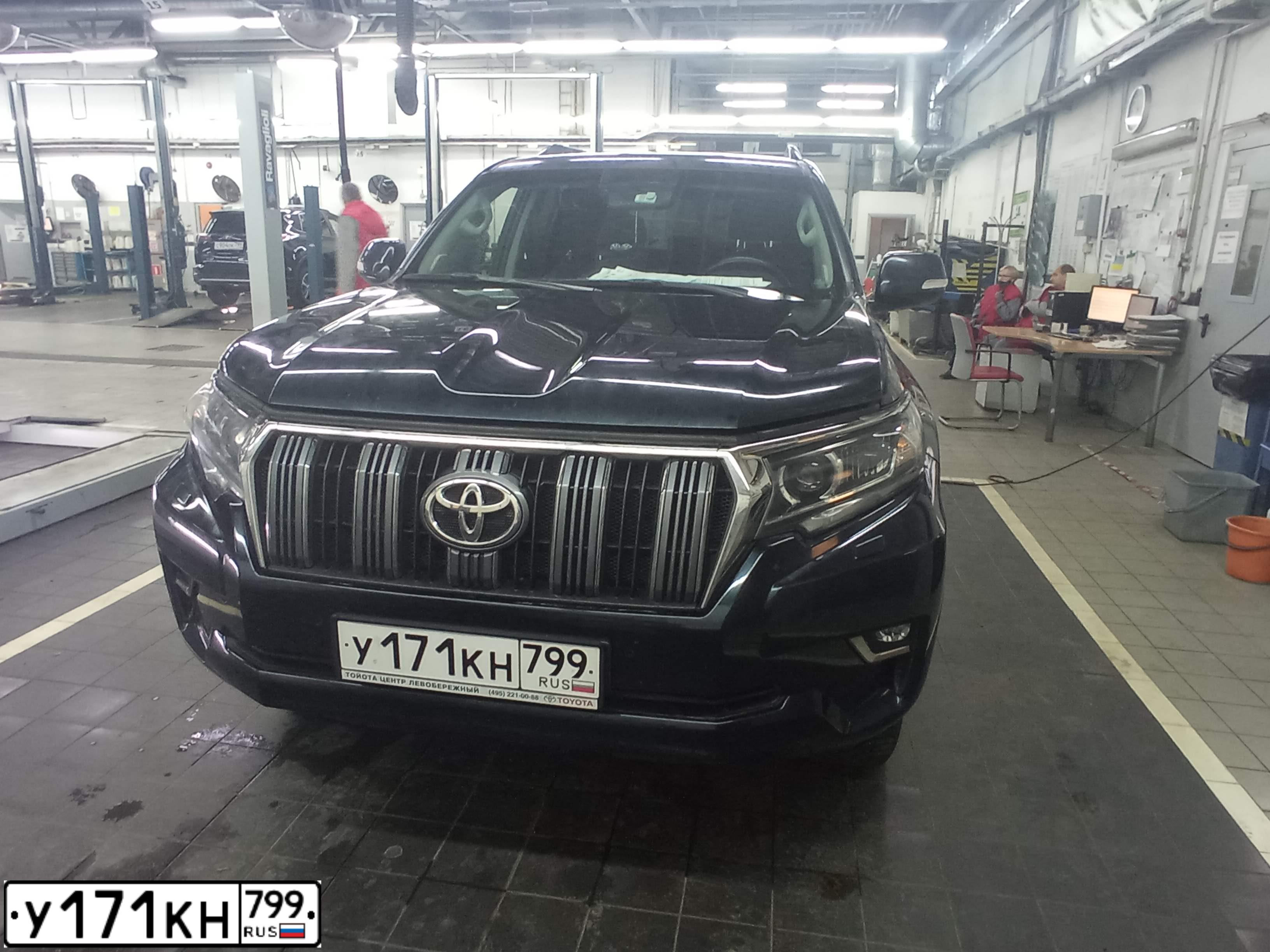 Фото автомобиля TOYOTA LANDCRUISER, 2018 — госномер У171КН799. Цвет: ТЕМНО-СИНИЙ
