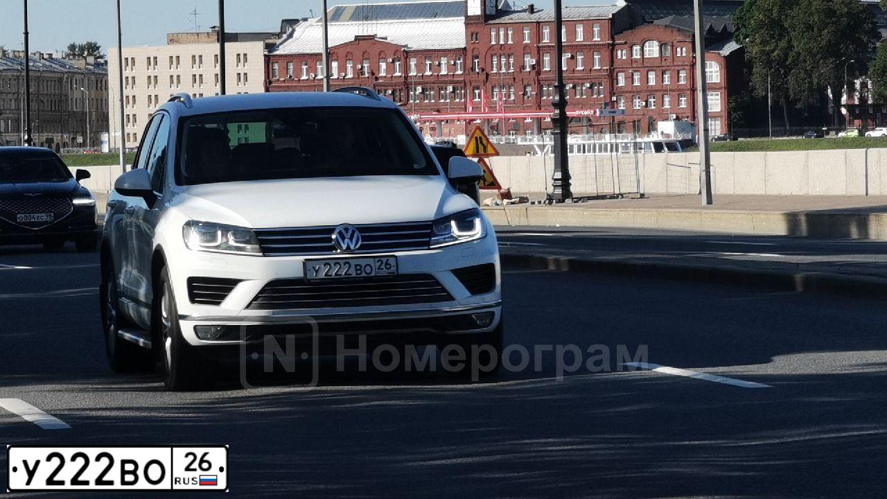 Фото автомобиля VOLKSWAGEN TOUAREG, 2015 — госномер К009ХР10. Цвет: Белый