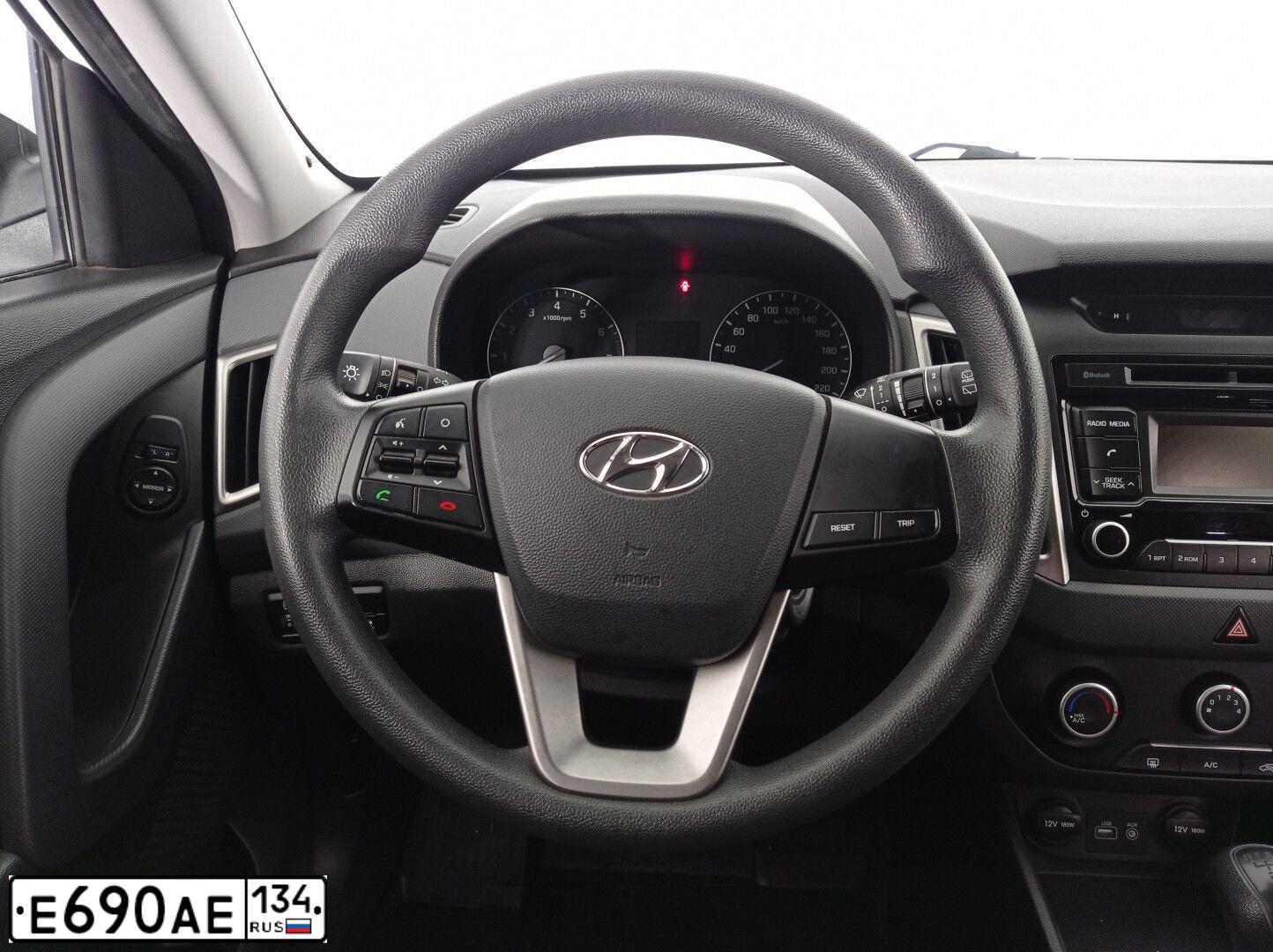 Фото автомобиля HYUNDAI CRETA, 2017 — госномер Е690АЕ134. Цвет: Белый