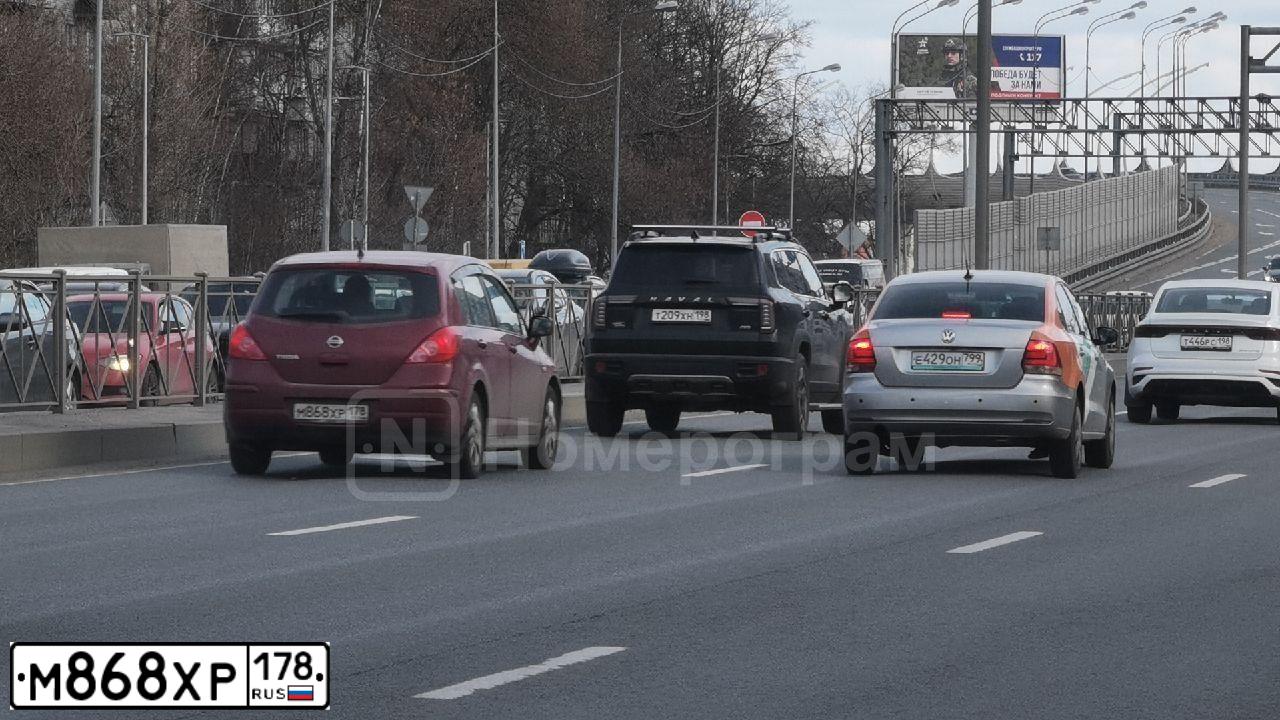 Фото автомобиля NISSAN TIIDA, 2007 — госномер Е549ОТ147. Цвет: Красный
