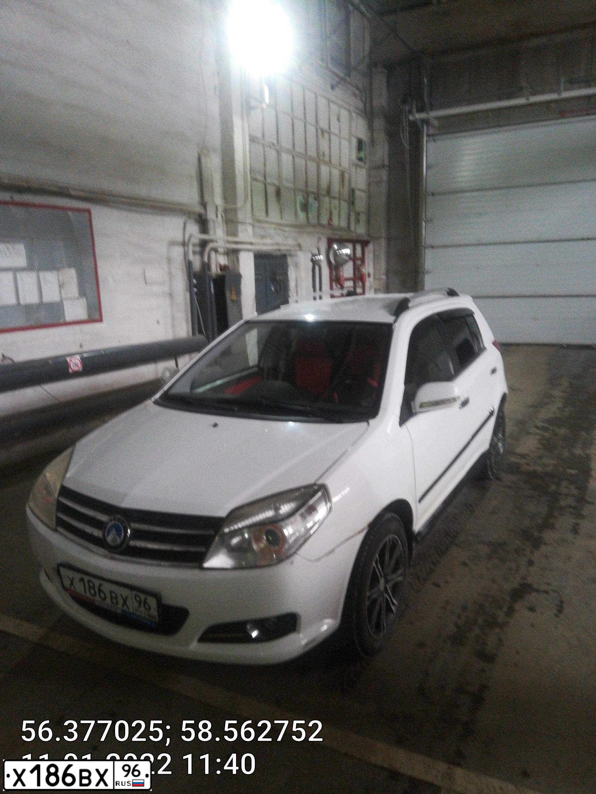 Фото автомобиля GEELY MK CROSS, 2013 — госномер Х186ВХ96. Цвет: Белый