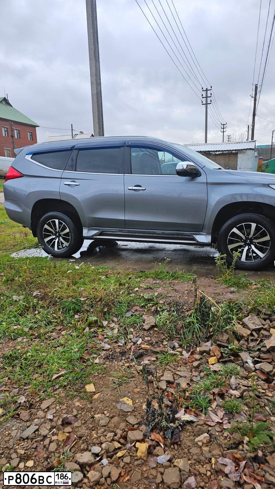 Фото автомобиля MITSUBISHI PAJERO SPORT, 2018 — госномер Р806ВС186. Цвет: Серый