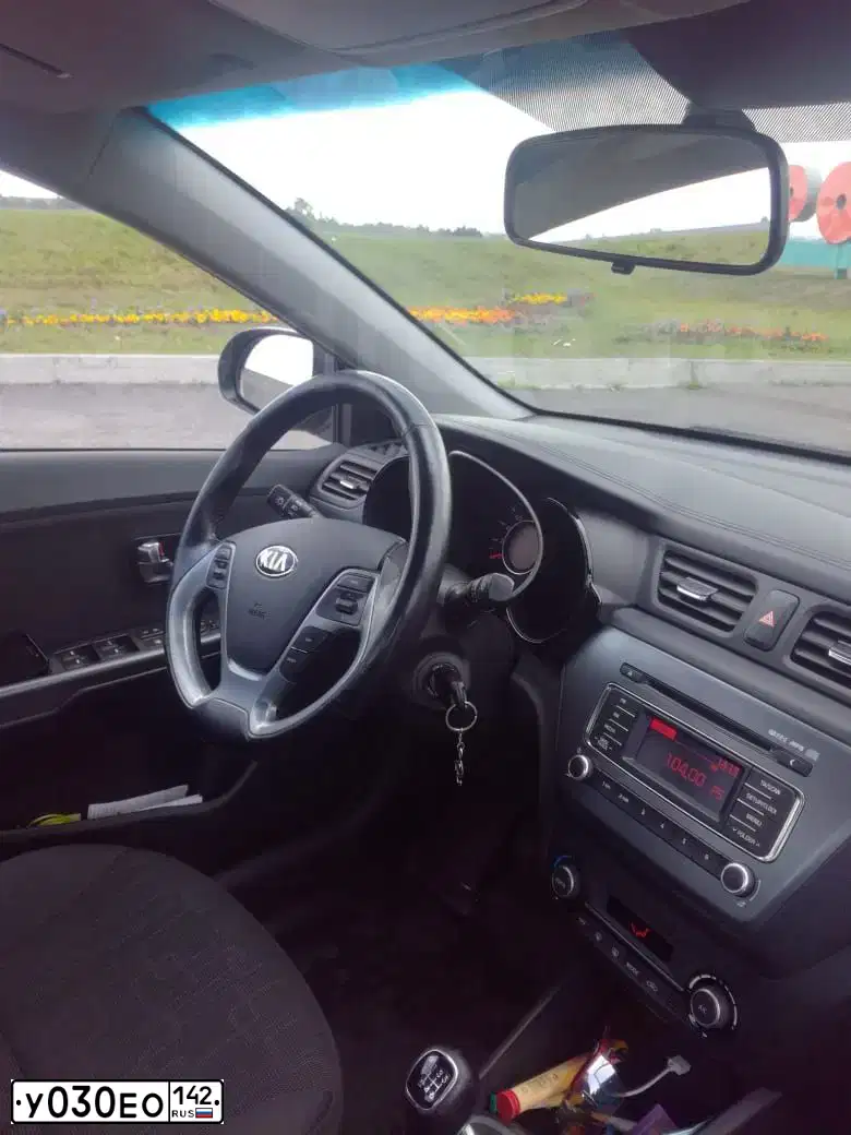 Фото автомобиля KIA RIO, 2015 — госномер У030ЕО142. Цвет: ТЕМНО СЕРЫЙ