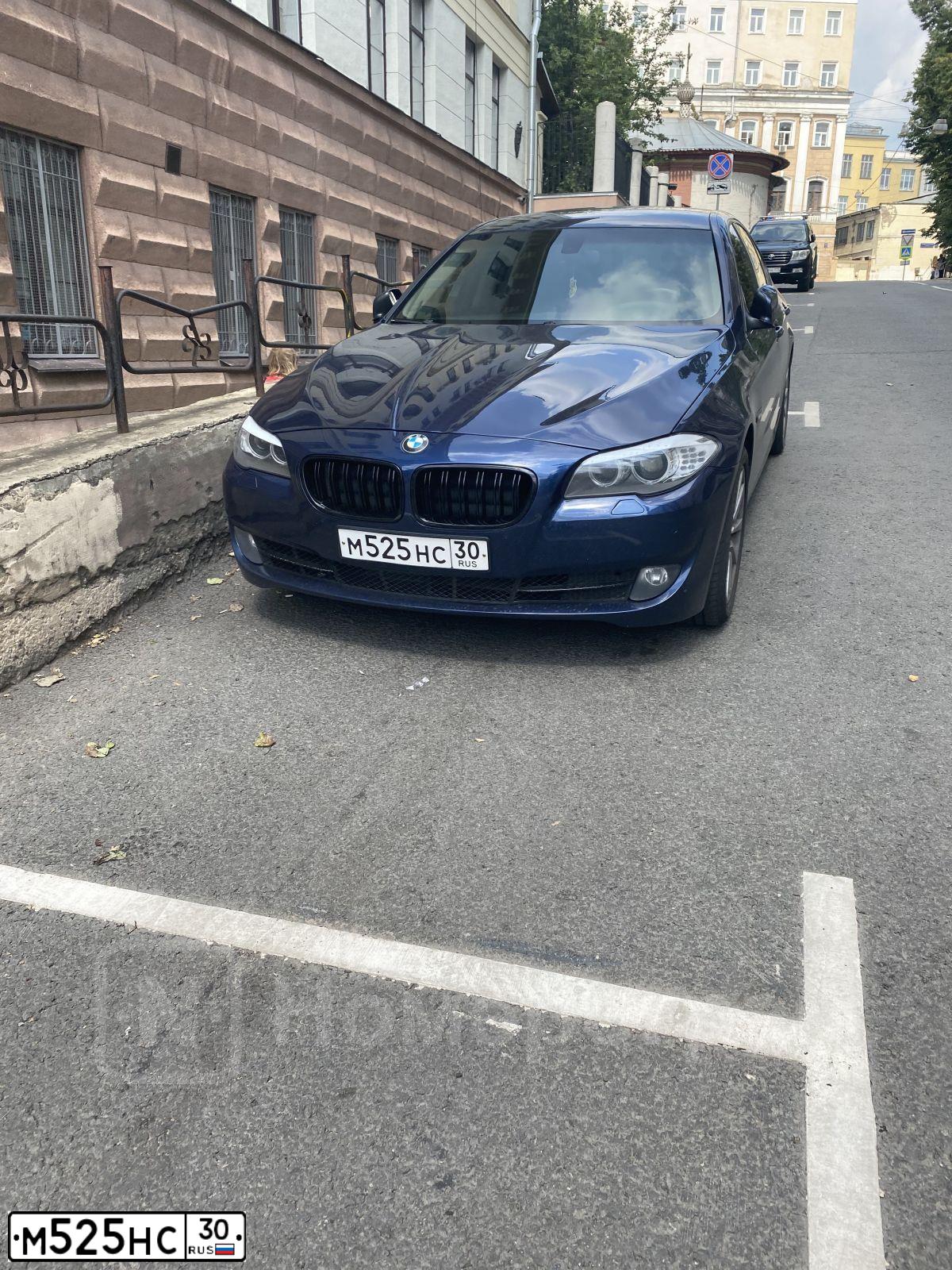 Фото автомобиля BMW SERIE 5, 2012 — госномер М525НС30. Цвет: синий