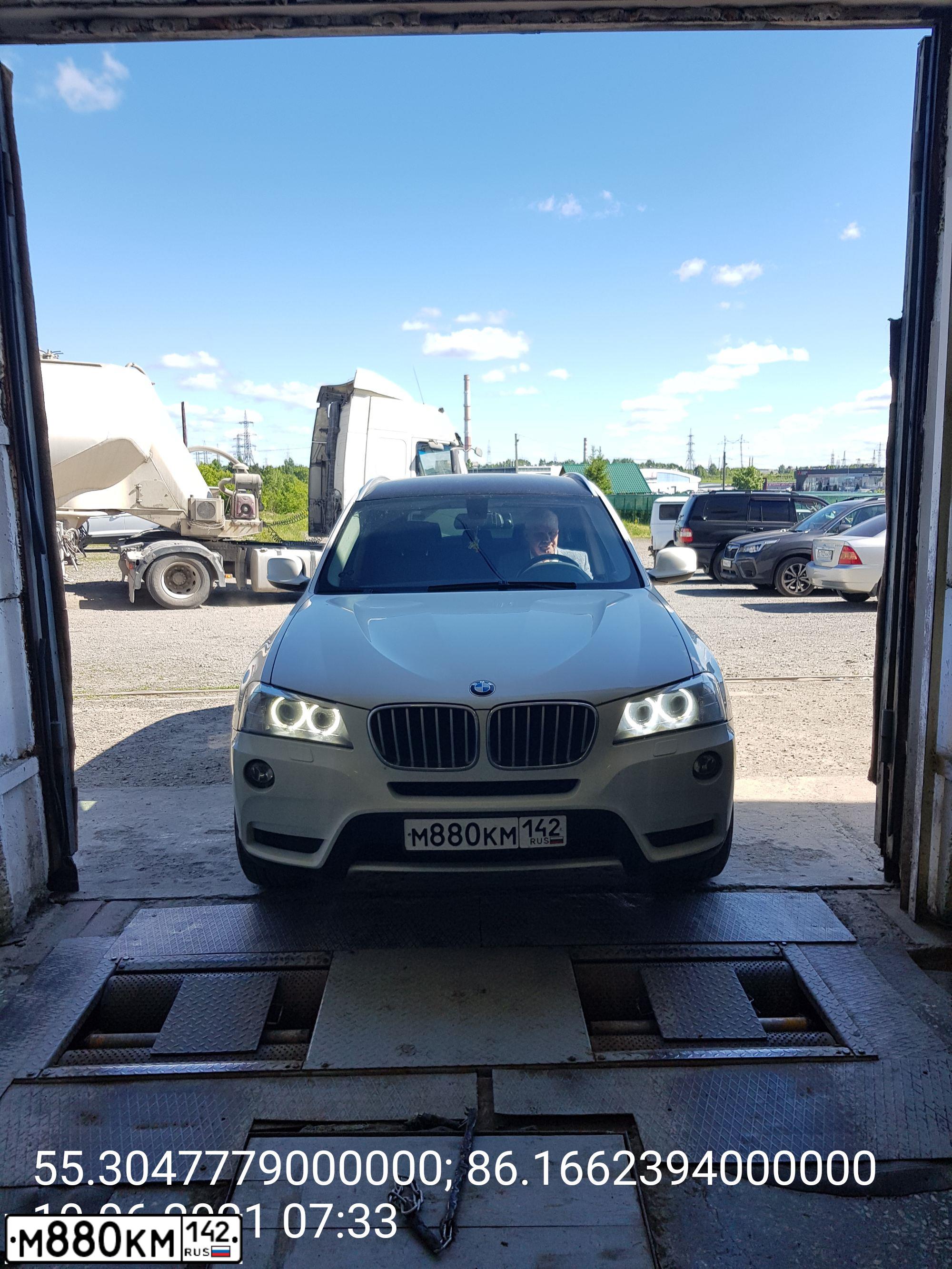 Фото автомобиля BMW X3, 2013 — госномер М880КМ142. Цвет: БЕЛЫЙ