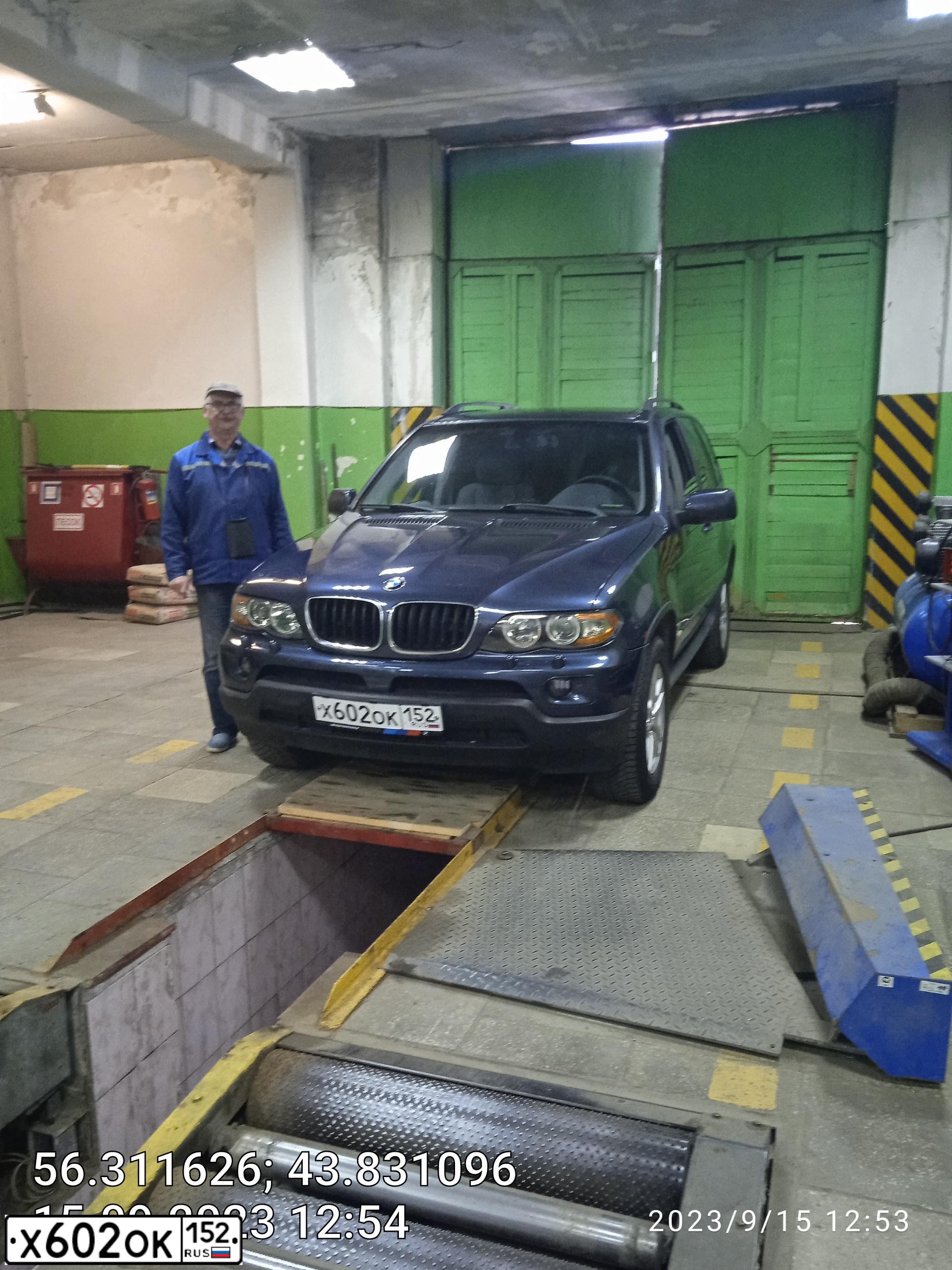 Фото автомобиля BMW X5, 2004 — госномер У253НК152. Цвет: Темно-синий
