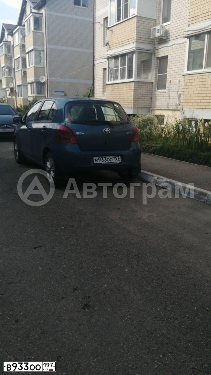 Фото автомобиля TOYOTA YARIS, 2006 — госномер В933ОО197. Цвет: СЕРО-ГОЛУБОЙ