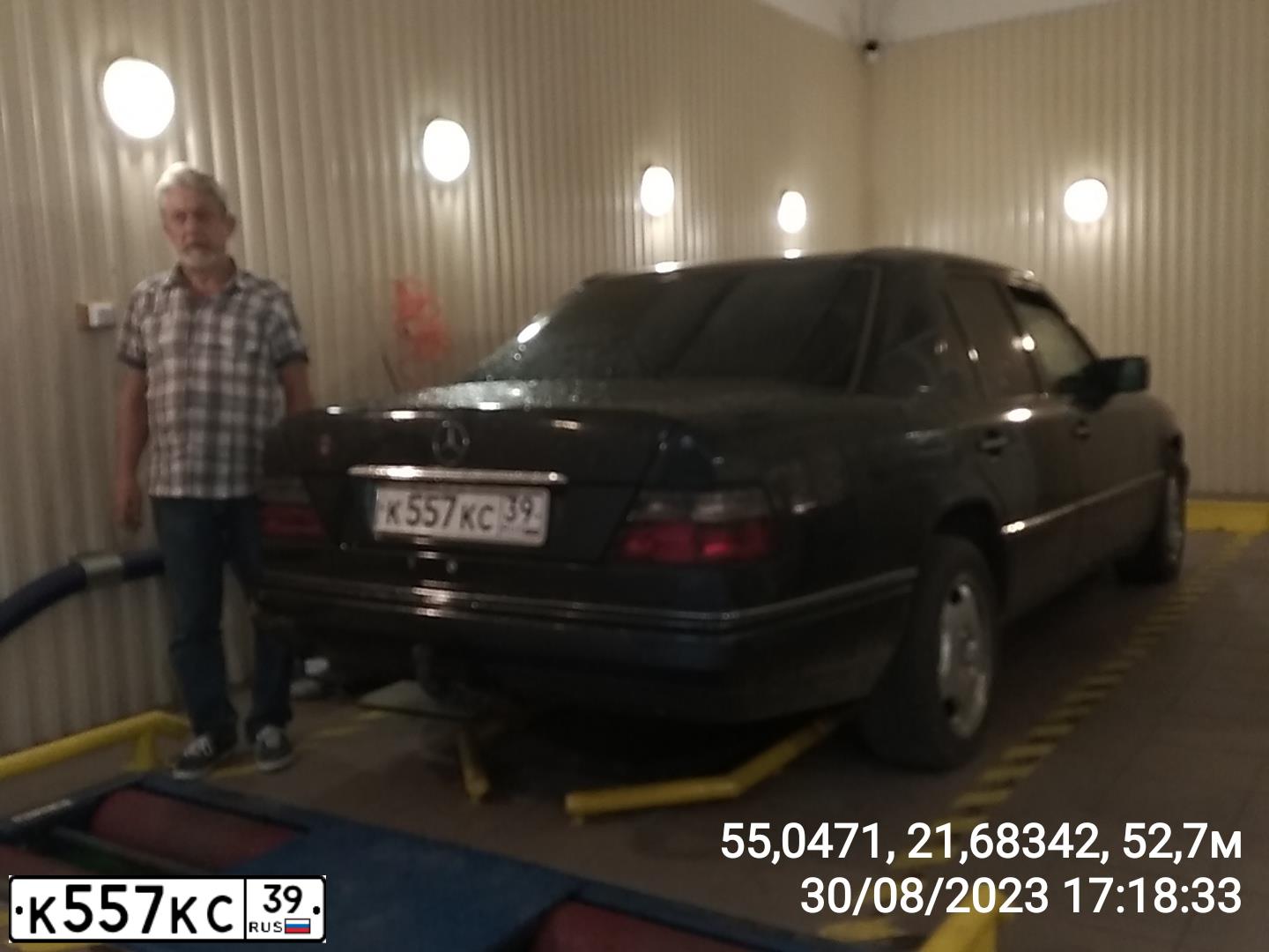 Фото автомобиля MERCEDES E-KLASSE, 1986 — госномер К557КС39. Цвет: СЕРЫЙ