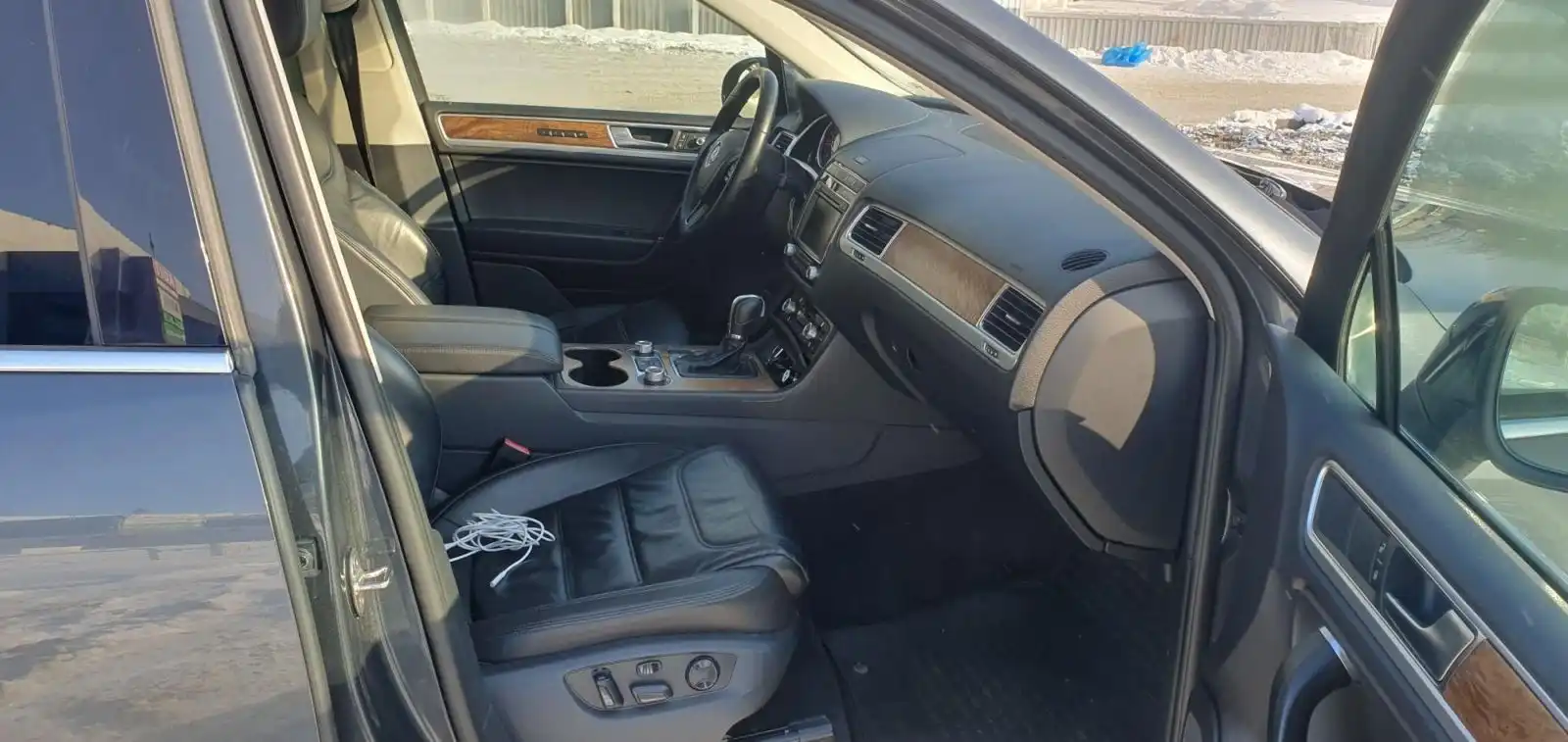 Фото автомобиля VOLKSWAGEN TOUAREG, 2015 — госномер Р009РС58. Цвет: ТЕМНО-СЕРЫЙ
