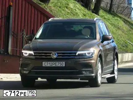 Фото автомобиля VOLKSWAGEN TIGUAN, 2017 — госномер С712РЕ750. Цвет: Коричневый