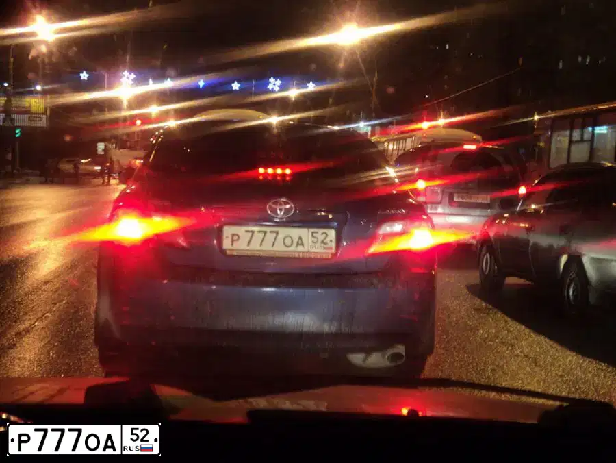 Фото автомобиля NISSAN ALMERA, 2001 — госномер Р777ОА52. Цвет: Темно-зеленый