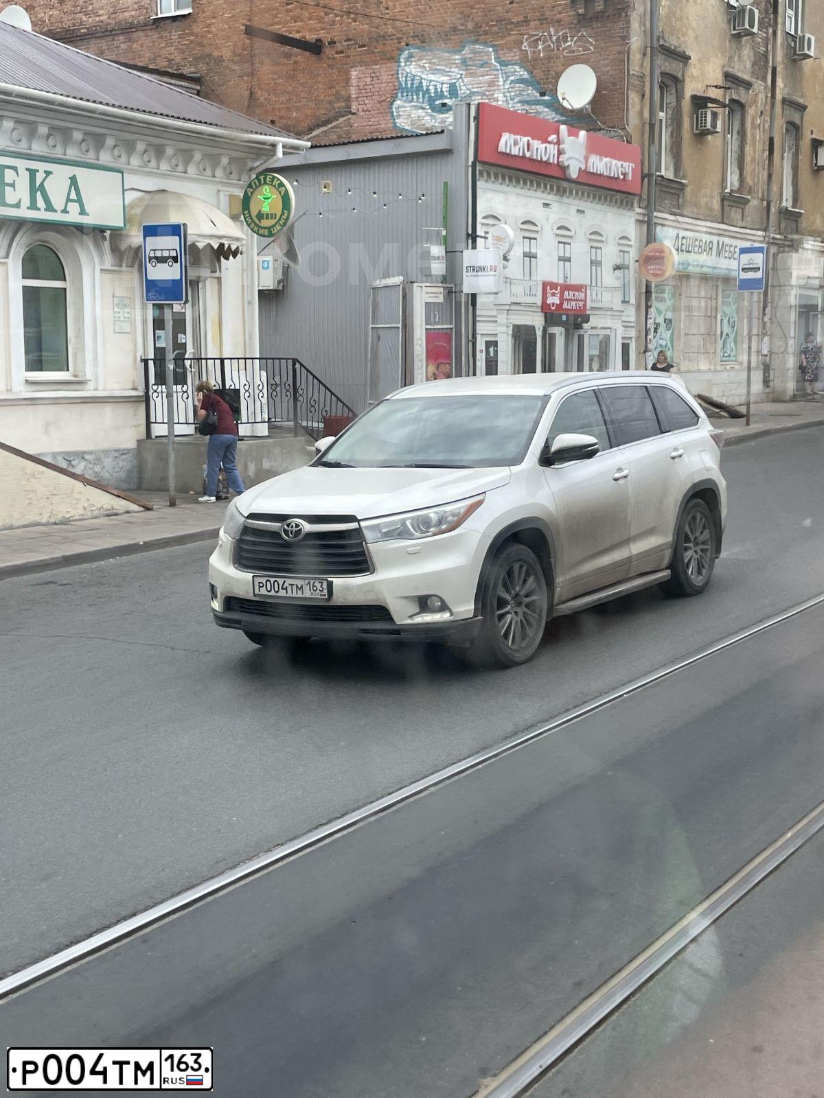 Фото автомобиля TOYOTA LANDCRUISER, 2005 — госномер Р004ТМ163. Цвет: СЕРЕБРИСТЫЙ