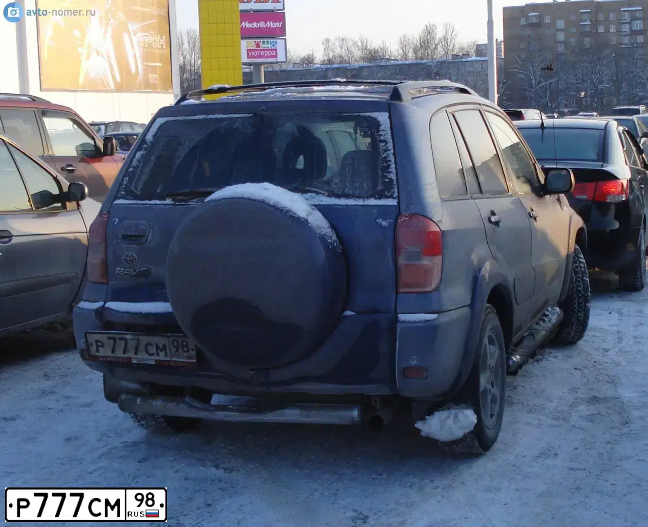 Фото автомобиля VOLKSWAGEN TRANSPORTER, 2003 — госномер Р777СМ98. Цвет: ЖЁЛТЫЙ