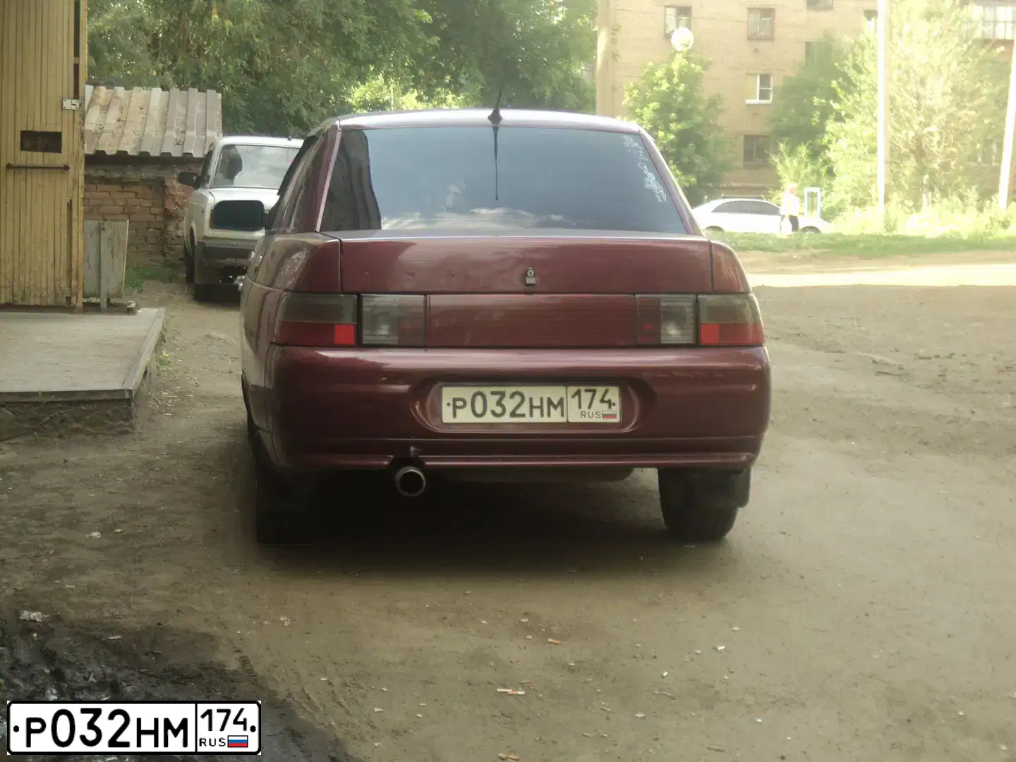 Фото автомобиля LADA 2110, 2004 — госномер Р032НМ174. Цвет: Темно Малиновый