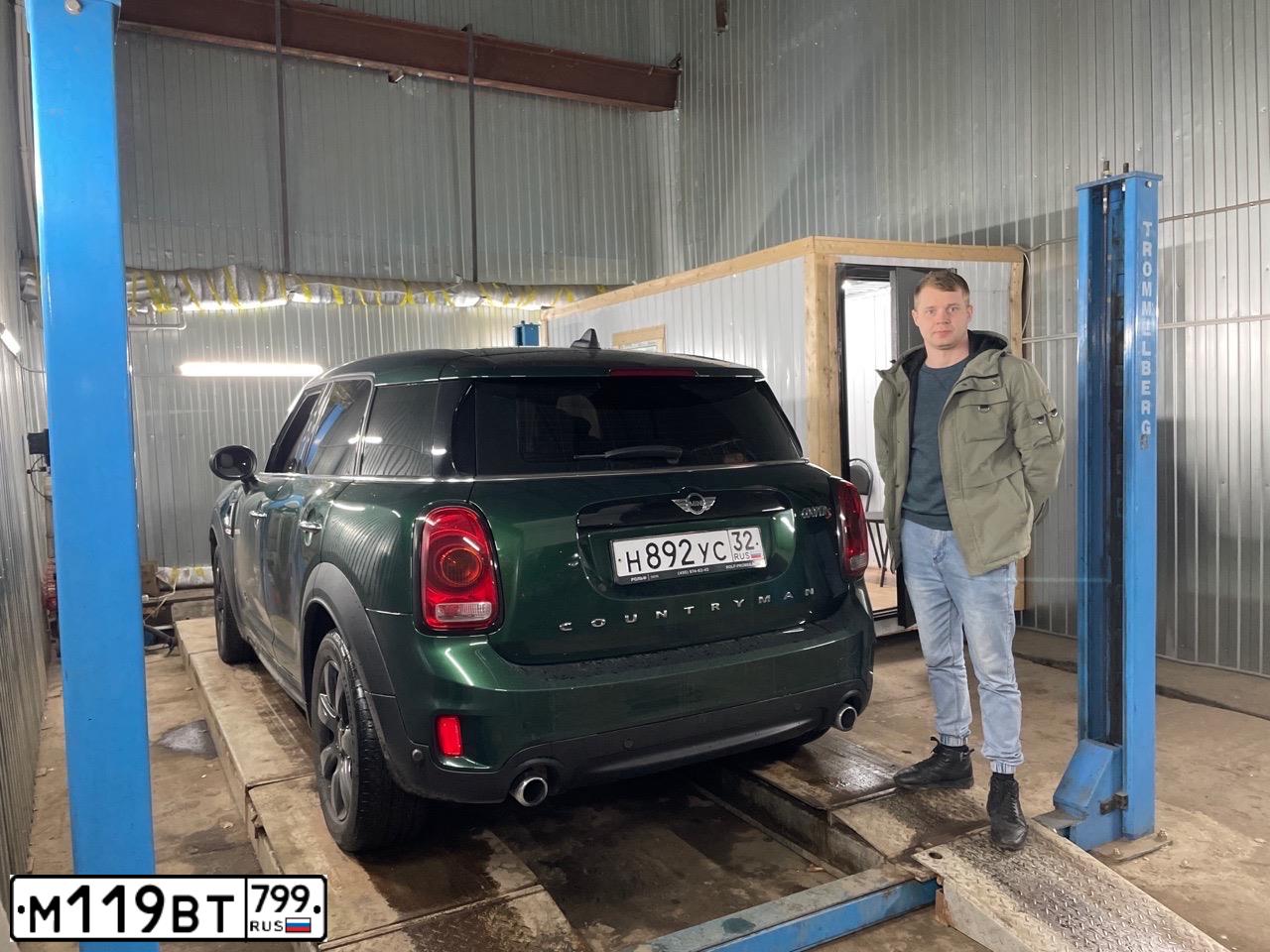 Фото автомобиля MINI MINI COOPER S ALL4 COUNTRYMAN, 2017 — госномер К876НМ53. Цвет: Темно-зеленый