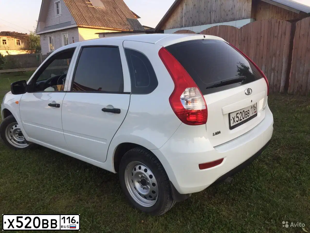 Фото автомобиля LADA 2192 KALINA, 2015 — госномер Е228УА43. Цвет: Белый
