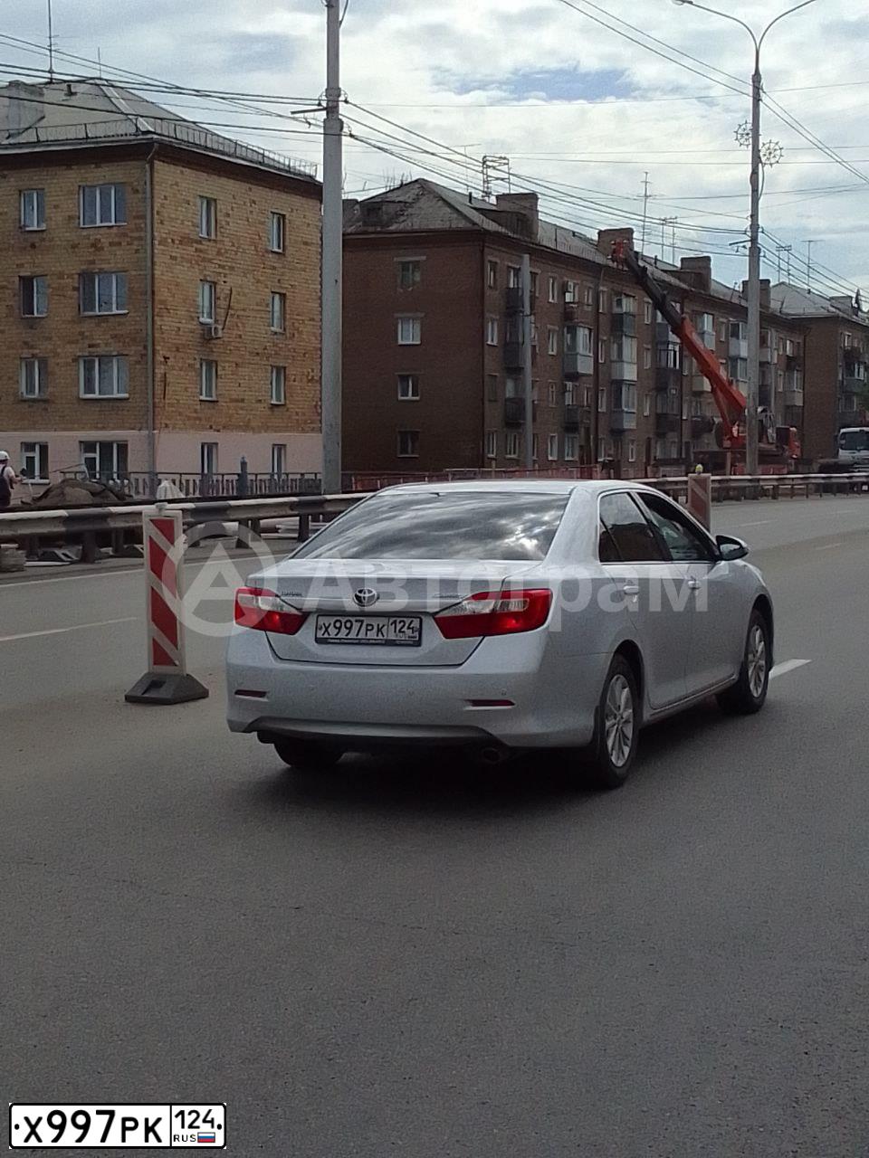 Фото автомобиля TOYOTA CAMRY, 2013 — госномер Х997РК124. Цвет: СЕРЕБРИСТЫЙ МЕТАЛЛИК