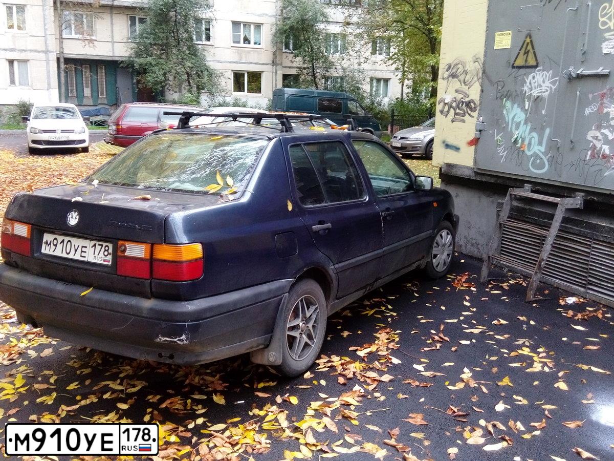 Фото автомобиля VOLKSWAGEN VENTO, 1993 — госномер У239МТ47. Цвет: ТЕМНО-СИНИЙ
