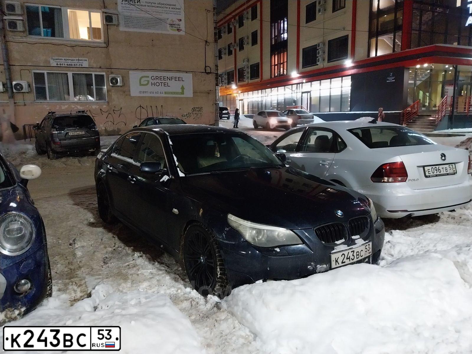 Фото автомобиля BMW SERIE 5, 2006 — госномер К243ВС53. Цвет: Темно-синий