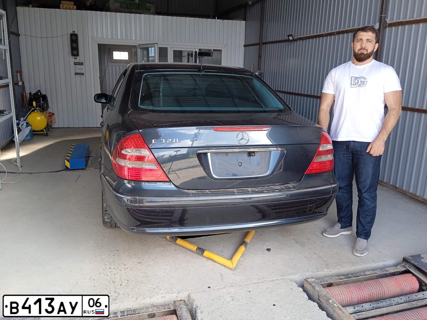 Фото автомобиля MERCEDES E-KLASSE, 2005 — госномер О211УР06. Цвет: Темно-синий