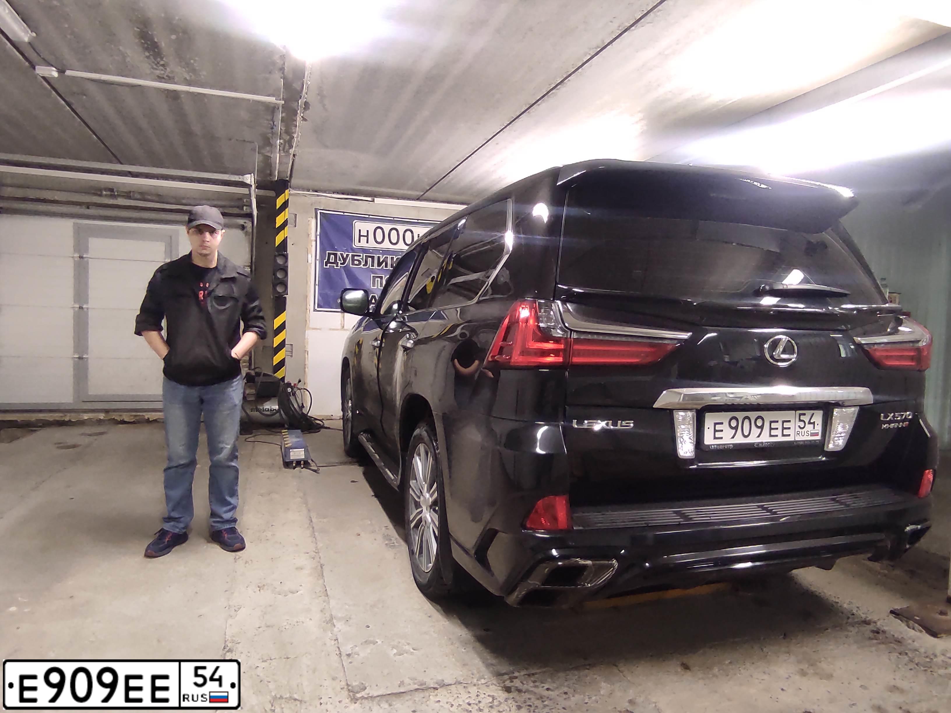 Фото автомобиля LEXUS S LX, 2010 — госномер Е909ЕЕ54. Цвет: ЧЕРНЫЙ