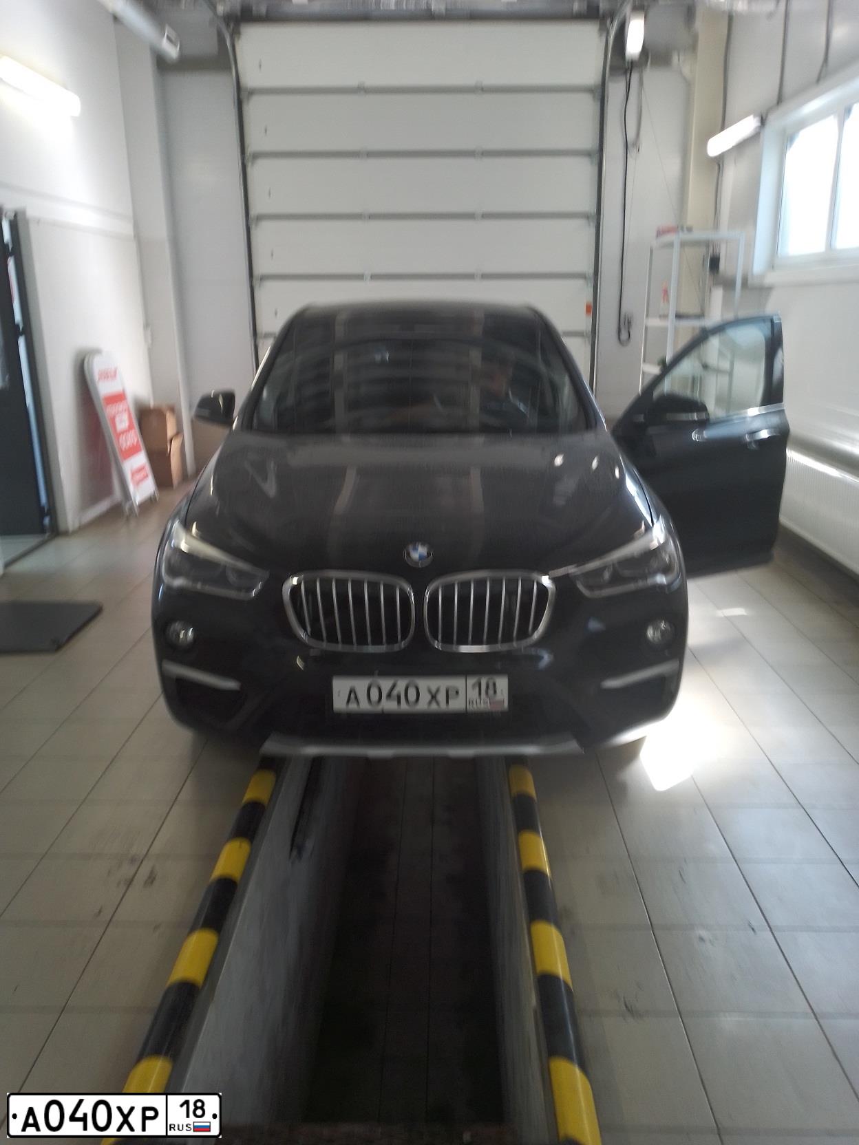 Фото автомобиля BMW X1, 2015 — госномер А040ХР18. Цвет: БЕЛЫЙ