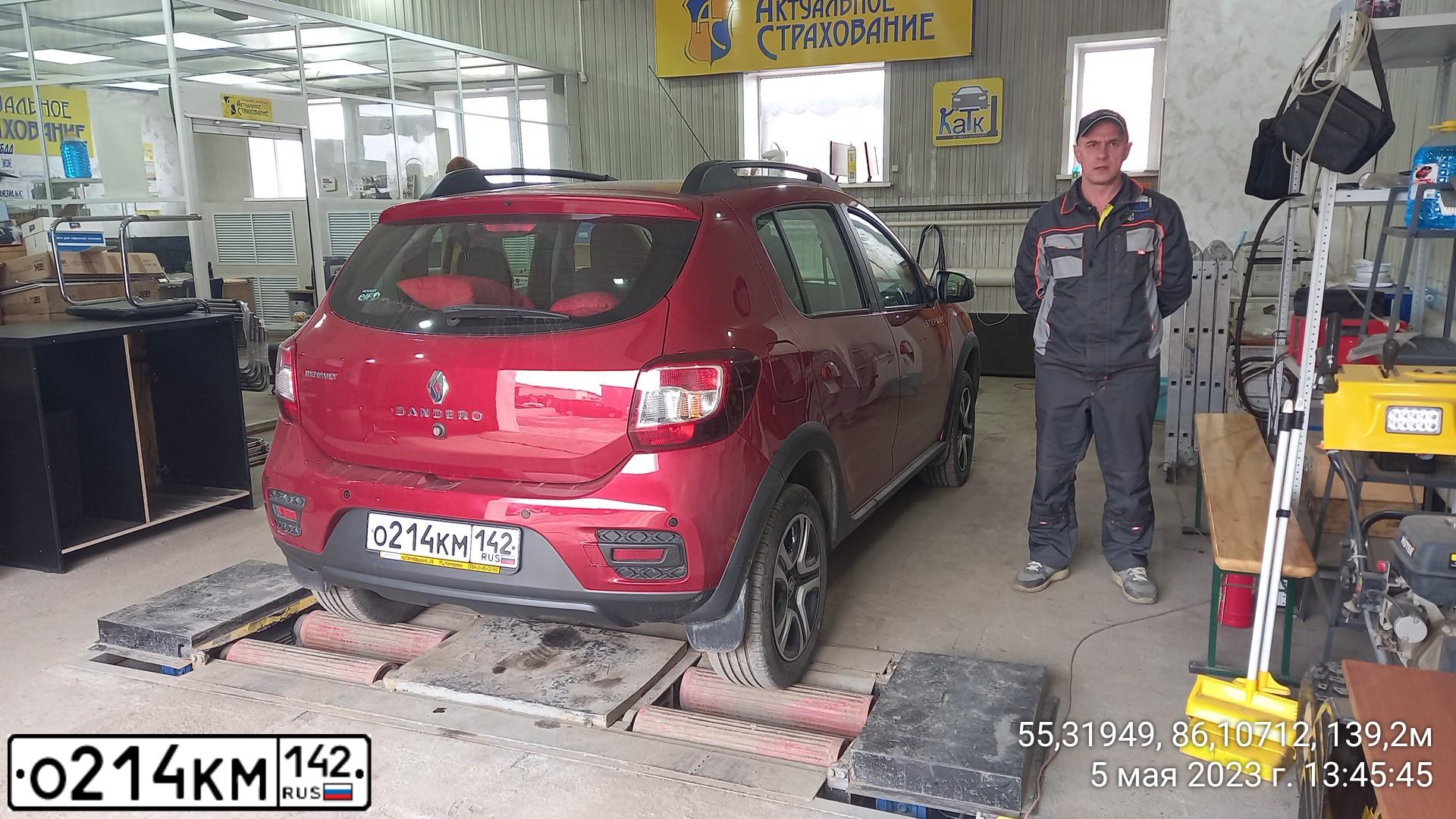 Фото автомобиля RENAULT SANDERO, 2019 — госномер О214КМ142. Цвет: КРАСНЫЙ