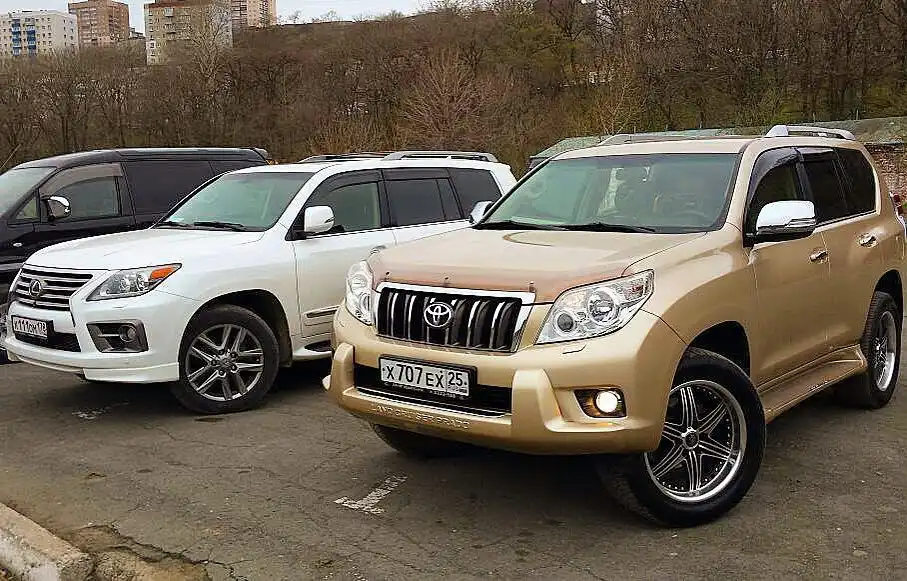 Фото автомобиля TOYOTA LANDCRUISER, 2011 — госномер Р777РР25. Цвет: БЕЖЕВЫЙ