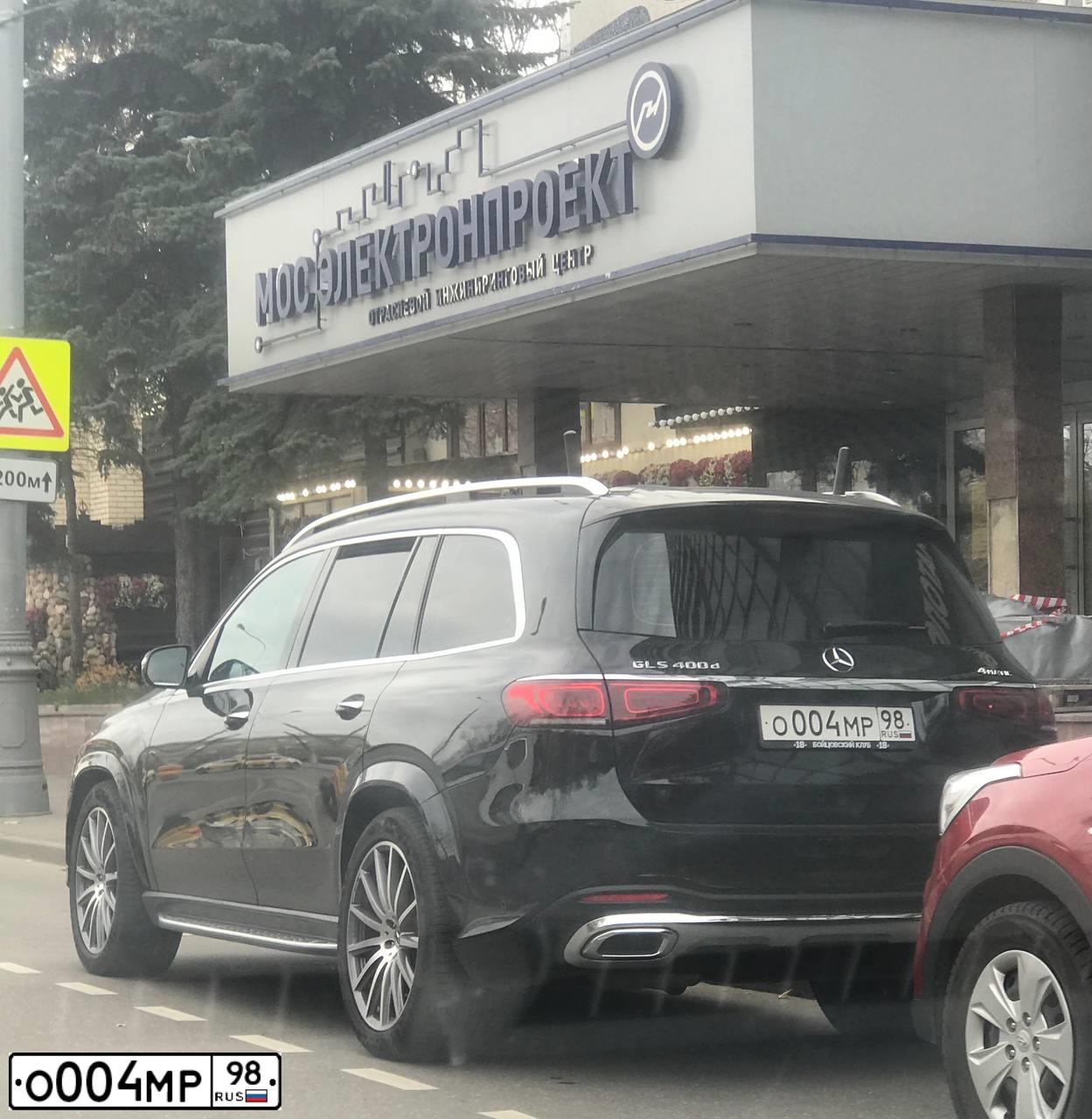Фото автомобиля LEXUS LX, 2010 — госномер О004МР98. Цвет: ЧЕРНЫЙ