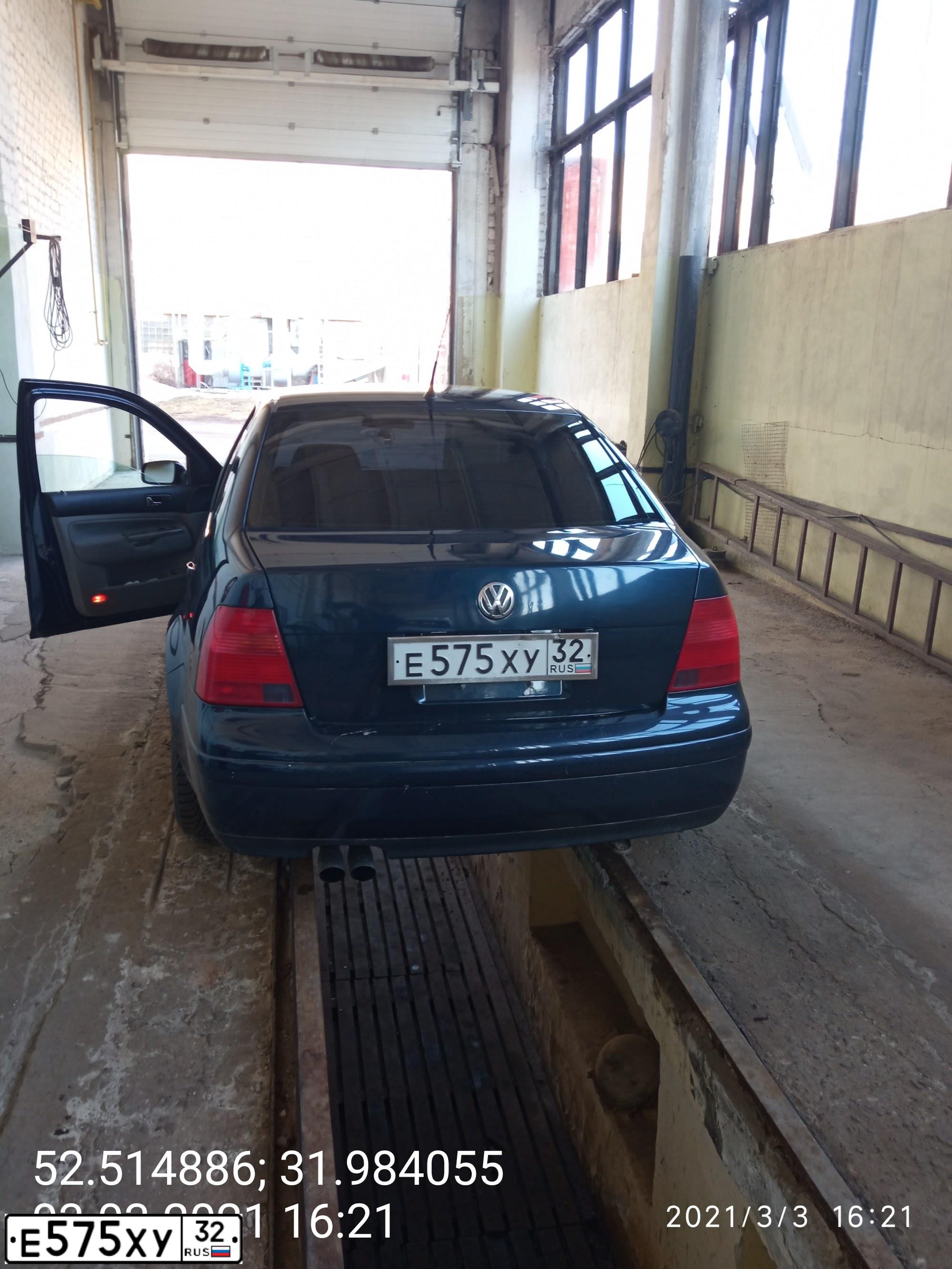 Фото автомобиля VOLKSWAGEN JETTA, 2003 — госномер Е575ХУ32. Цвет: синий
