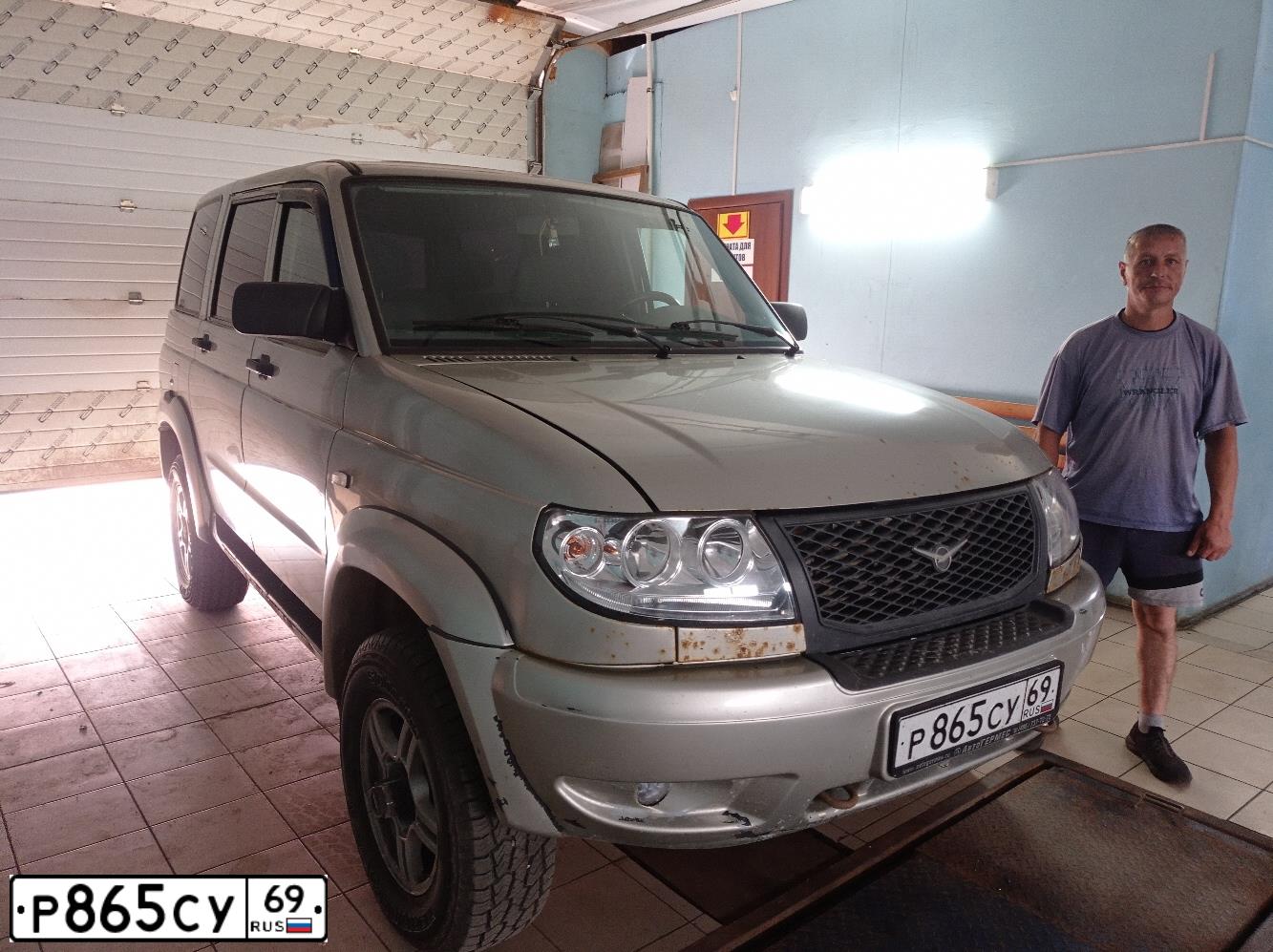 Фото автомобиля UAZ 3163 PATRIOT, 2011 — госномер Р865СУ69. Цвет: СВЕТЛО-СЕРЫЙ