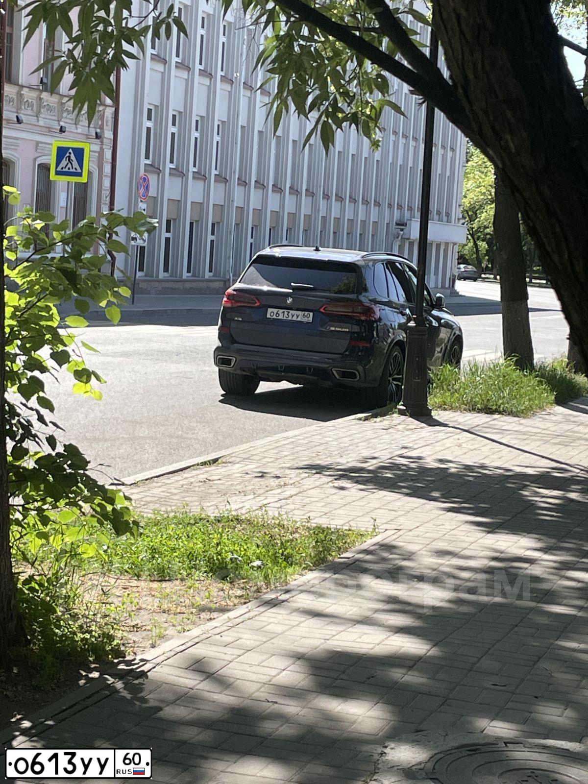 Фото автомобиля BMW X5 M50D, 2020 — госномер Т462УО60. Цвет: синий