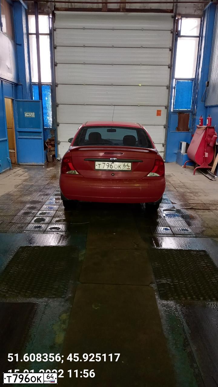 Фото автомобиля FORD FOCUS, 2000 — госномер Р018ЕТ64. Цвет: Красный