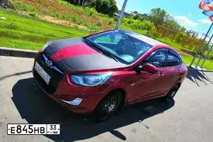 Фото автомобиля HYUNDAI SOLARIS, 2012 — госномер Н383ОО790. Цвет: КРАСНЫЙ ЧЕРНЫЙ