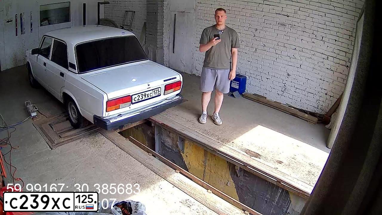 Фото автомобиля LADA 2107 LADA, 2010 — госномер С239ХС125. Цвет: Белый