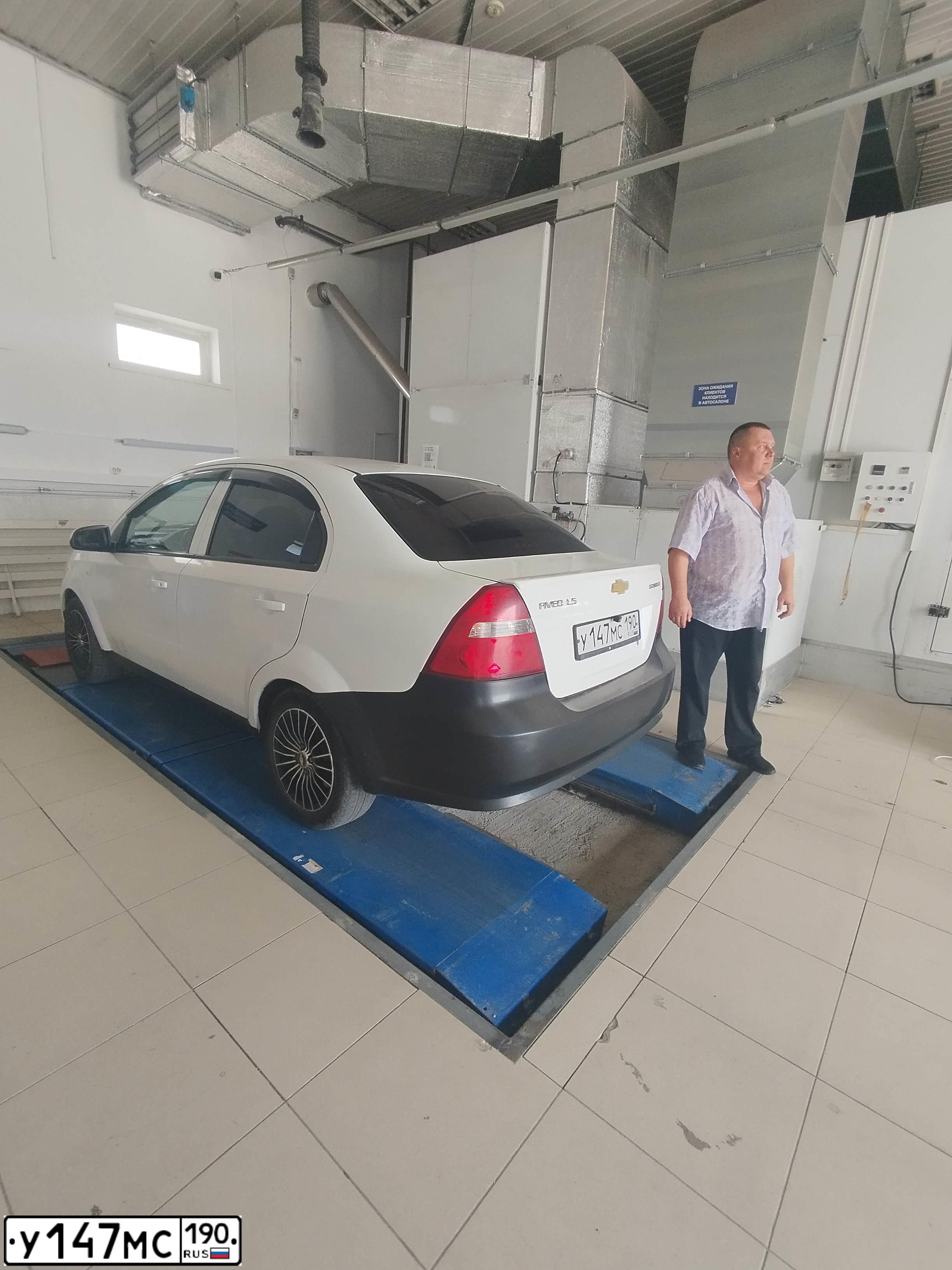 Фото автомобиля CHEVROLET AVEO, 2010 — госномер Н828СЕ126. Цвет: Белый