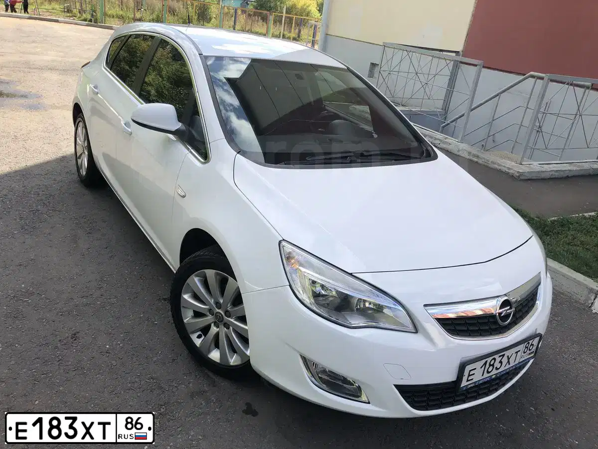 Фото автомобиля OPEL ASTRA, 2012 — госномер Е183ХТ86. Цвет: Белый
