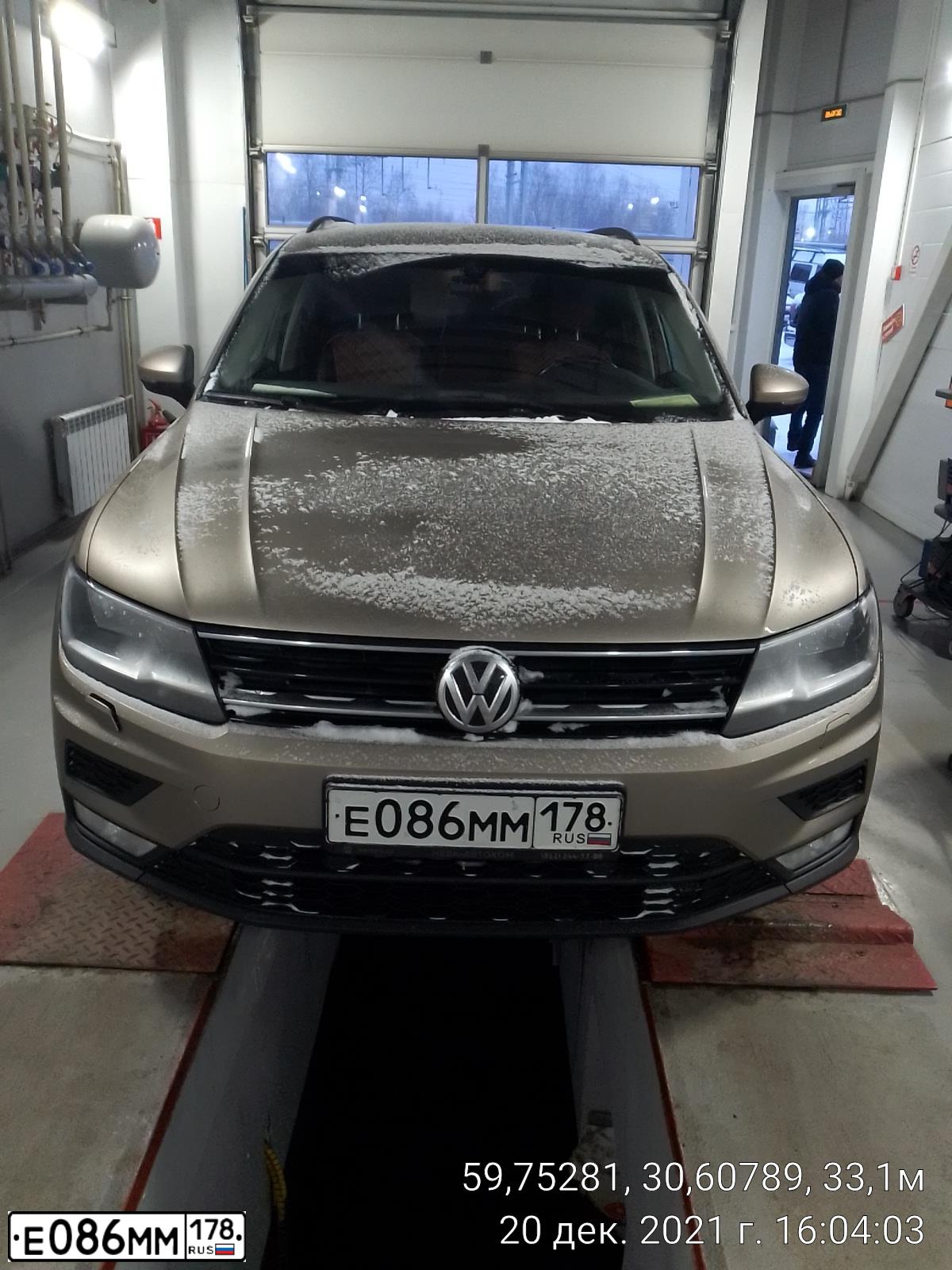 Фото автомобиля VOLKSWAGEN POLO, 2011 — госномер Е086ММ178. Цвет: синий