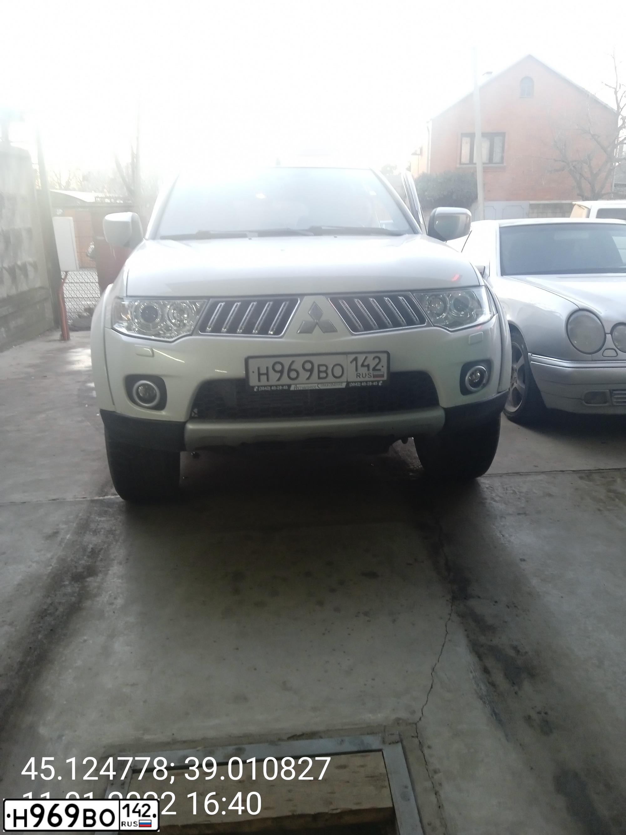 Фото автомобиля MITSUBISHI PAJERO SPORT, 2013 — госномер Н969ВО142. Цвет: Белый
