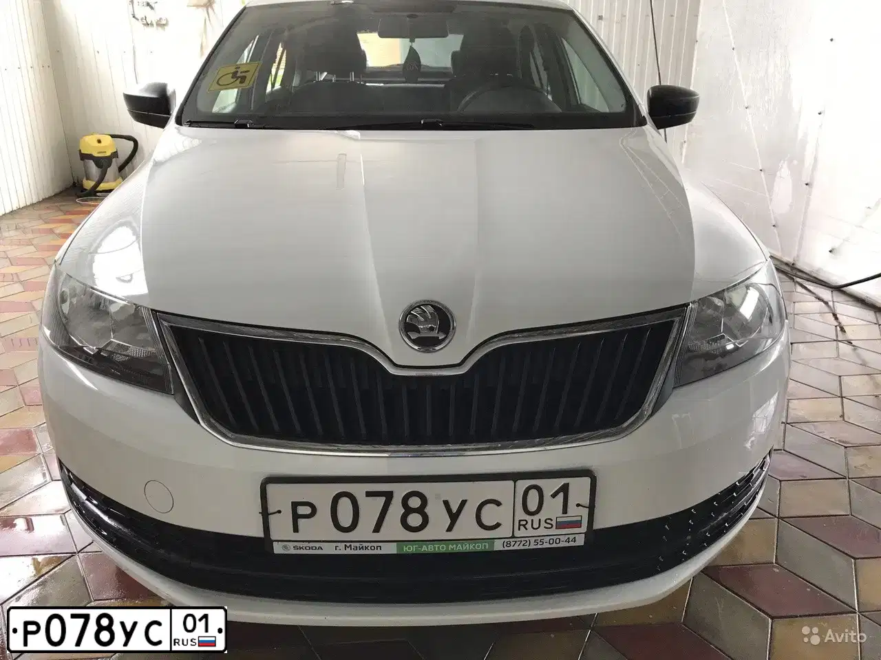 Фото автомобиля SKODA RAPID, 2014 — госномер Р078УС01. Цвет: БЕЛЫЙ