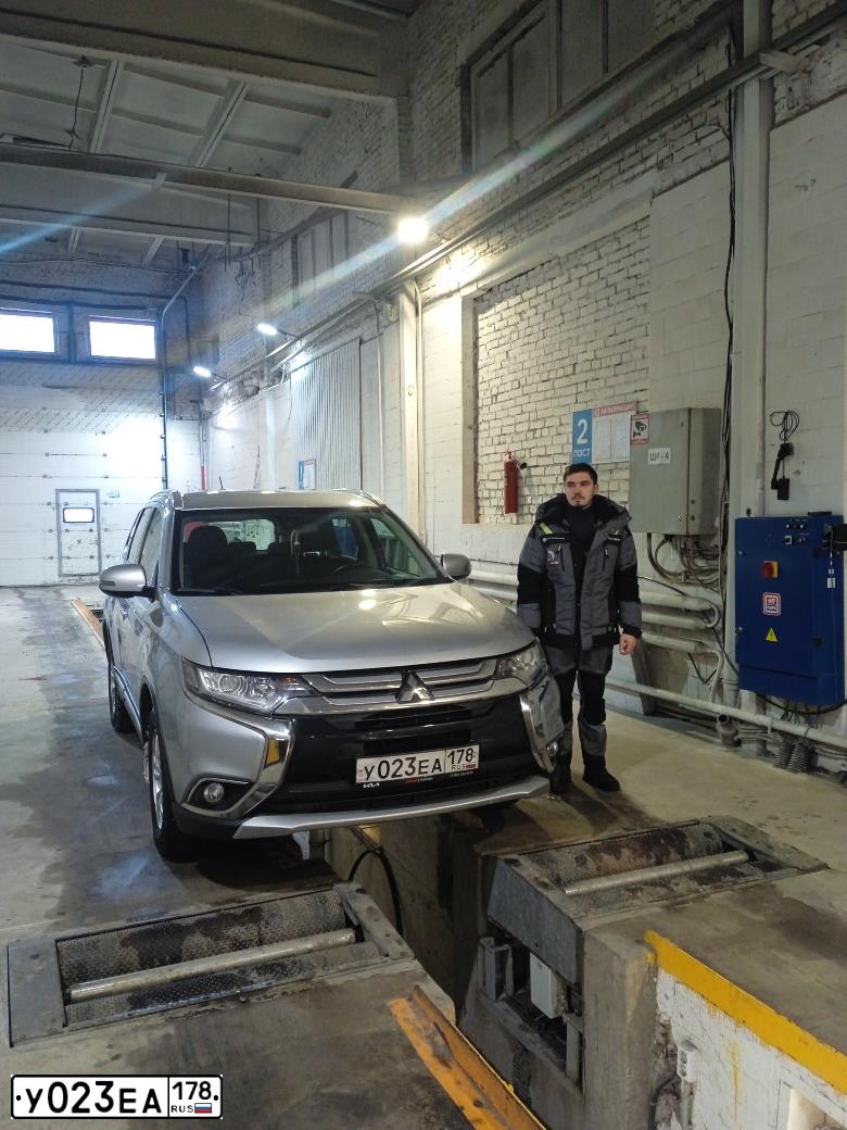 Фото автомобиля MITSUBISHI OUTLANDER, 2016 — госномер С492КТ198. Цвет: Серебристый